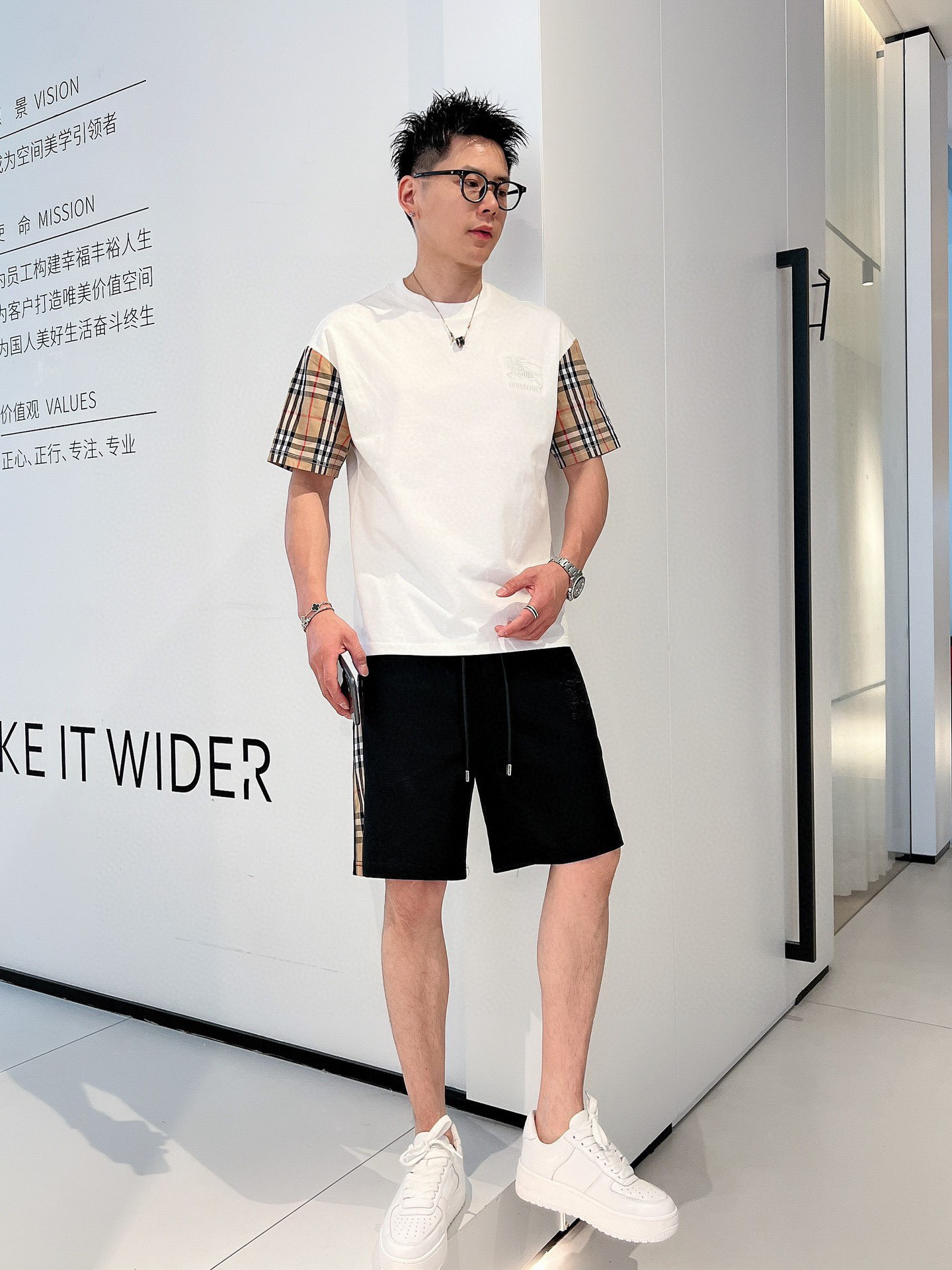 NO:154002,Brand [BURBERRY] 2025 round neck short sleeve shorts suit. Pure cotton fabric is not stuffy on the upper body, smooth and comfortable skin-friendly effect is more breathable, the fabric has a texture feel, classic logo craftsmanship, unique angle new interpretation, fashionable and versatile first choice!  Number of codes: M-3XL (maximum wear 190 catties), burberry, burberry, shorts, T-shirt, alexander wang19860909品牌【BURBERRY 巴宝莉】 2025圆领短袖短裤套装 纯棉面料上身不会闷热,爽滑舒适的亲肤效果更加透气,面料自带肌理感 经典徽标工艺 独有的角度全新演绎 时尚百搭首选！码数:M-3XL(最大穿190斤),,burberry,burberry,shorts,T-shirt,alexander wang,Men's clothing