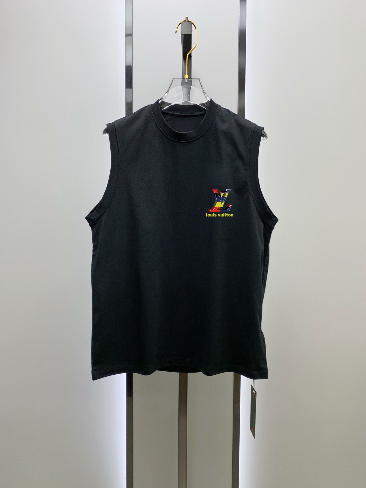 Louis Vuitton 品牌【LV路易威登】2025夏季新品背心T袖 简约款式 任何人都可以轻松驾驶 进口定制丝光棉面料 手软舒适有型 吸汗透气
