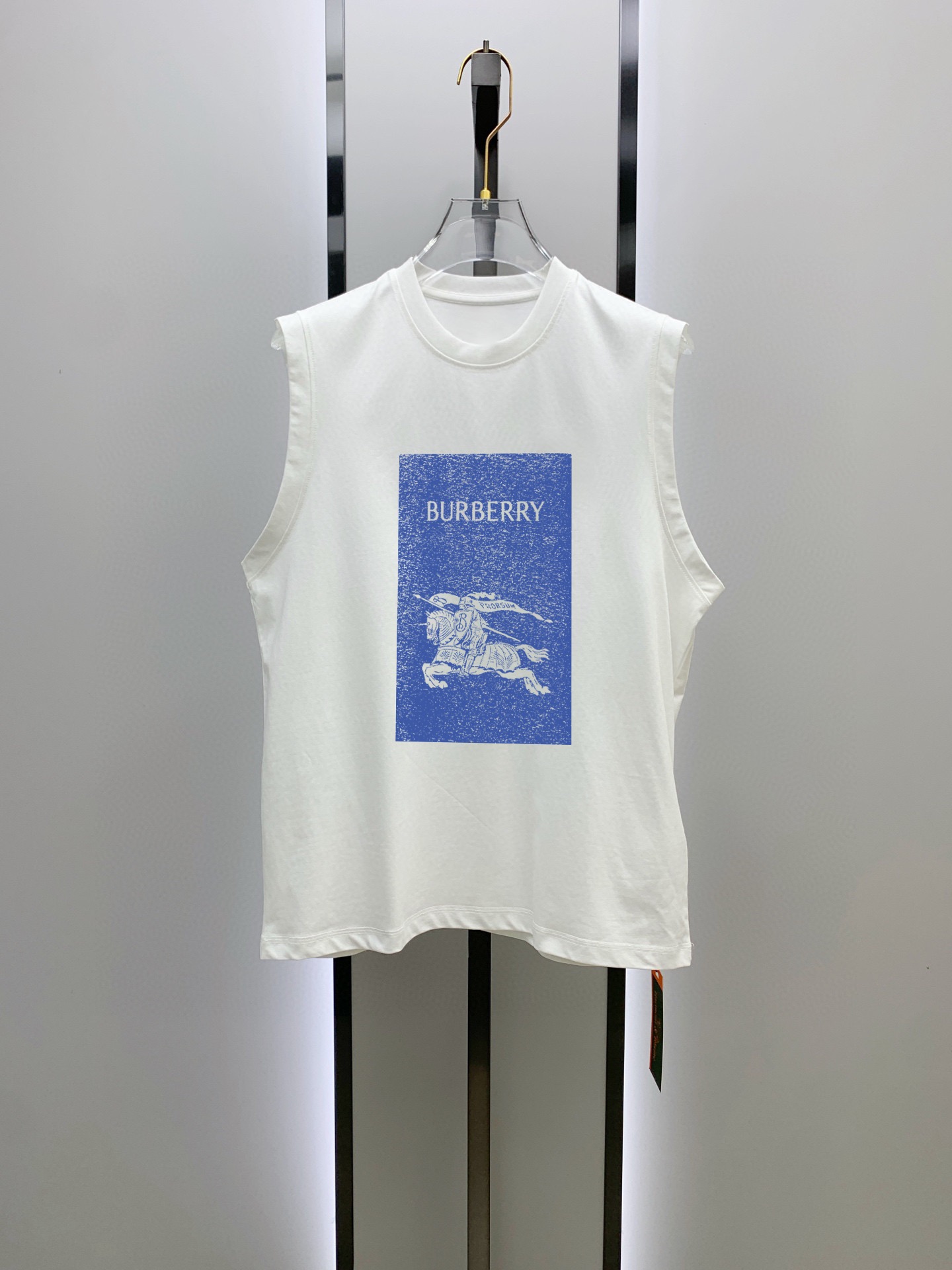Burberry 品牌【BURBERRY 巴宝莉】2025夏季新品背心T袖 简约款式 任何人都可以轻松驾驶 进口定制丝光棉面料 手软舒适有型 吸汗透气