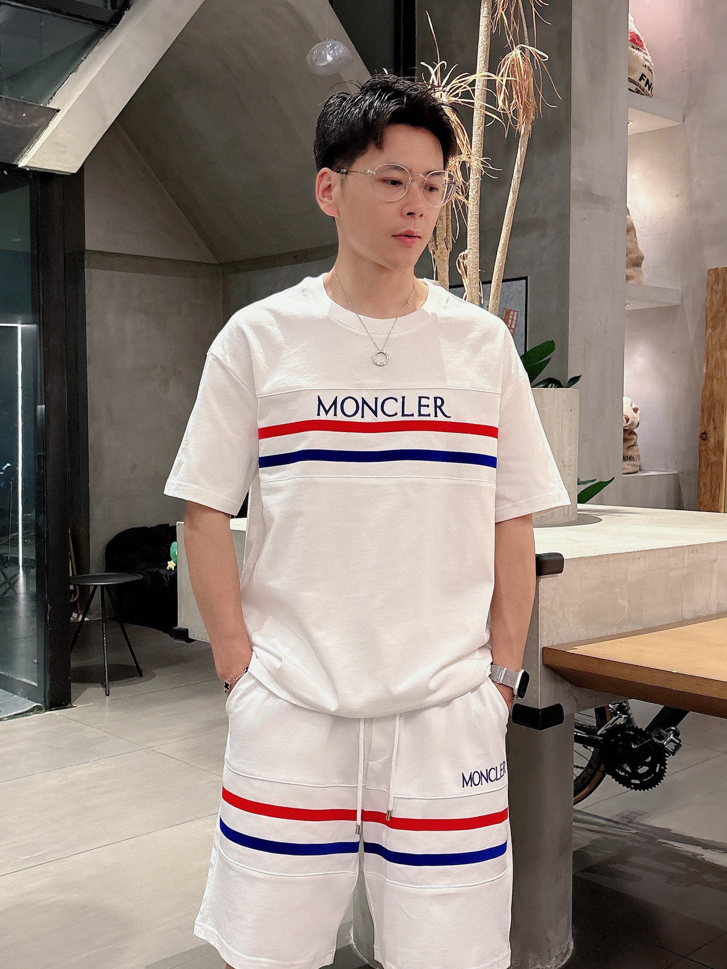 NO:462632,The top classic short-sleeved suit in spring and summer, exquisite craftsmanship counter fabric, top-level elements fusion, classic short-sleeved three-standard logo, trendy men's fashion, whether it is the comfort of the upper body or the incomparable existence, it can be said that everyone has a must-have set in summer. Number of numbers M-XXXL, Moncler, T-shirt, alexander wang19860909蒙口 春夏顶级经典短袖套装,精致工艺专柜面料,顶级元素融合打造,经典短袖3标齐全,潮男时尚,无论是上身舒适度还是都是无可比拟的存在,可以说是夏日必备人手一套 码数M-XXXL,,Moncler,T-shirt,alexander wang,Men's clothing