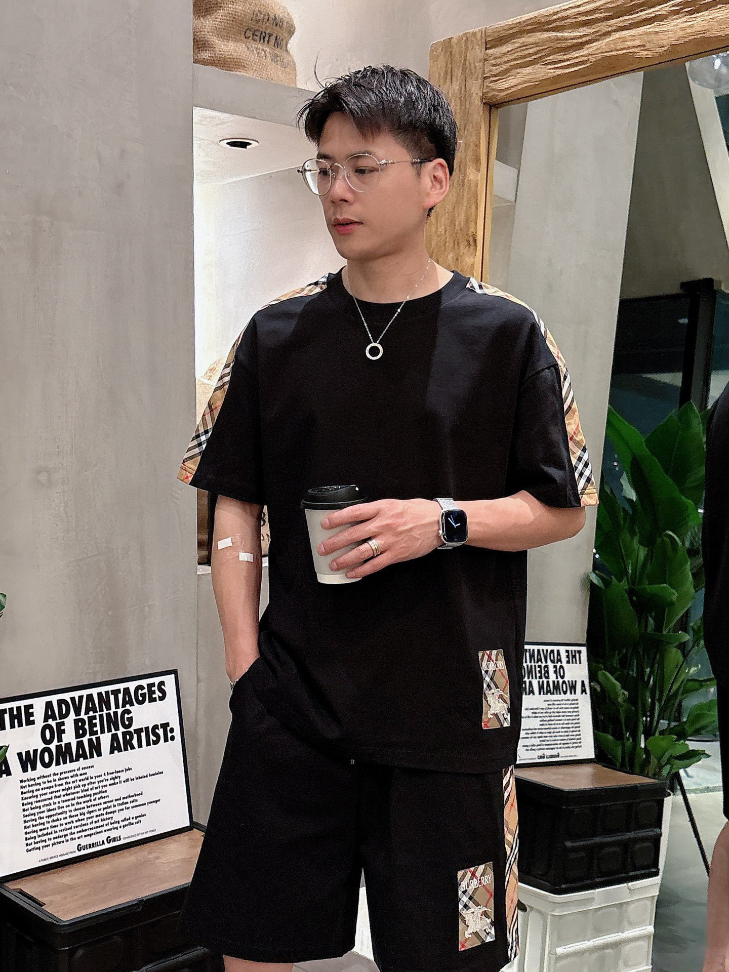 NO:462620,Burberry is a top-quality classic short-sleeved suit in spring and summer, exquisite craftsmanship counter fabric, top-level elements are fusion, classic short-sleeved three-standard standard, fashionable men, whether it is the comfort of the upper body or the incomparable existence, it can be said that everyone has a must-have set in summer. Number of numbers M-XXXL, burberry, T-shirt, alexander wang19860909巴宝莉 春夏顶级经典短袖套装,精致工艺专柜面料,顶级元素融合打造,经典短袖3标齐全,潮男时尚,无论是上身舒适度还是都是无可比拟的存在,可以说是夏日必备人手一套 码数M-XXXL,,burberry,T-shirt,alexander wang,Men's clothing