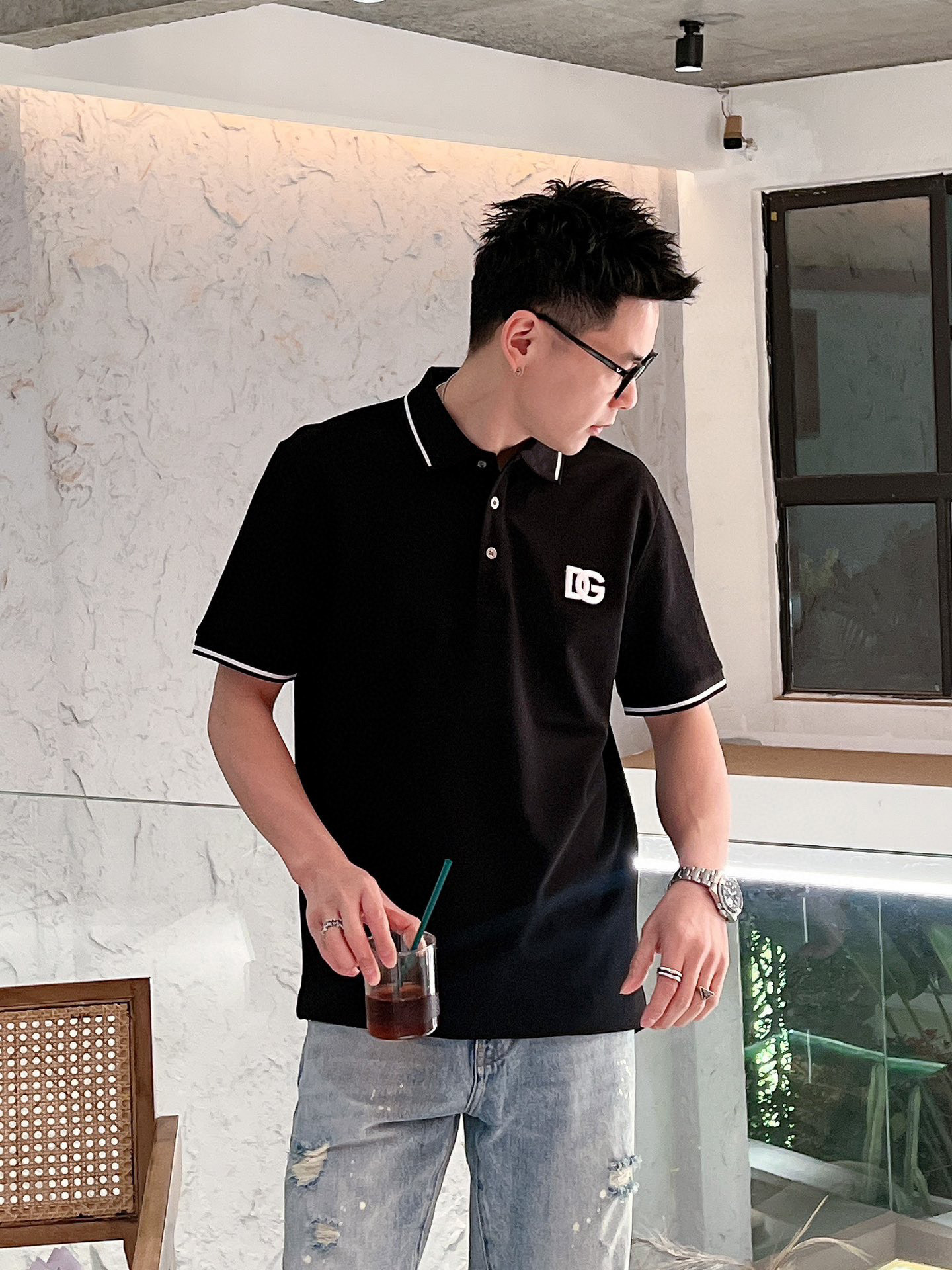 P100 DG 2025ss时尚翻领 Polo衫短袖 贸易公司渠道订单，官网同步发售，简约大气，时尚百搭，品相更是无法挑剔!!面料这块品质也是一如既往的高规格，选用客供进口定织纯棉珠地网眼面料，柔软挺阔有型、透气舒适。上身垂感好，不易变形!更不易褪色!干净清爽的基础 POLO衫版型，小巧而挺括的尖领有型又时尚，胸前立体刺绣logo，使得整体的上身效果更加的低调奢华，高贵典雅!彰显出别样的风味!商务休闲，时尚百搭，简直是每位成功男士的必备单品!! 尺码：s—xxl