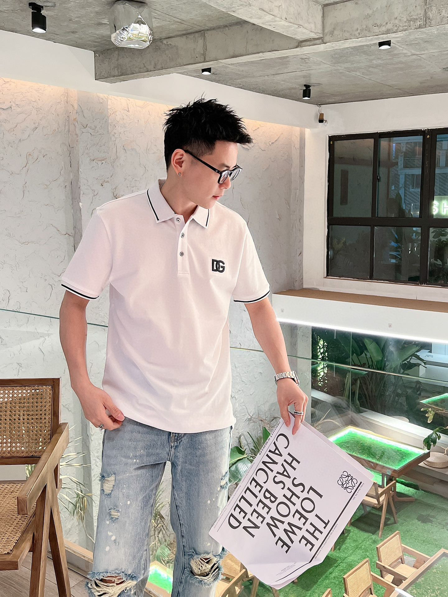 P100 DG 2025ss时尚翻领 Polo衫短袖 贸易公司渠道订单，官网同步发售，简约大气，时尚百搭，品相更是无法挑剔!!面料这块品质也是一如既往的高规格，选用客供进口定织纯棉珠地网眼面料，柔软挺阔有型、透气舒适。上身垂感好，不易变形!更不易褪色!干净清爽的基础 POLO衫版型，小巧而挺括的尖领有型又时尚，胸前立体刺绣logo，使得整体的上身效果更加的低调奢华，高贵典雅!彰显出别样的风味!商务休闲，时尚百搭，简直是每位成功男士的必备单品!! 尺码：s&mdash;xxl