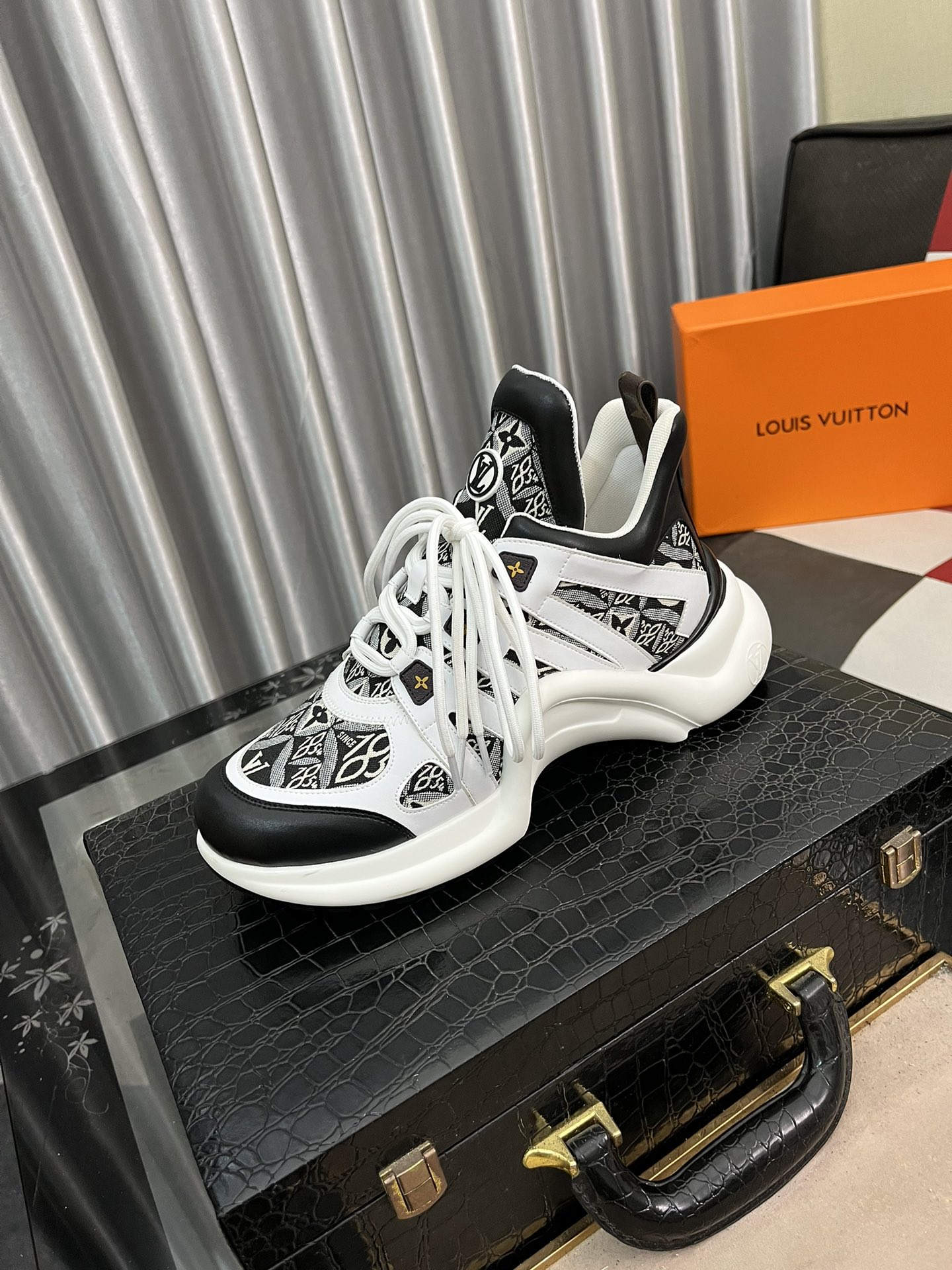 NO:270334,The new LV Archlight series of new dad shoes has been fully upgraded~ The new early spring product series has added more color details, making the girl full of heart!  Showing your youthful vitality, your daily outfits are super eye-catching. The new mesh is really beautiful!  It's so beautiful that I can't take my eyes off!  The classic arch design has always been called a beautiful leg artifact!  Absolutely man-friendly, the upper is consistent cowhide, wear-resistant, and the original mold opening TPU is high-solar, shock-absorbing and wear-resistant, and the rebound is super good. It is very slim and light and comfortable. Increase height by 5cm Size36-44,,louis vuitton,cowhide19860909LV Archlight系列新款老爹鞋 全面升级～早春新品系列加入了更多配色细节,少女心爆棚！尽显青春活力,日常穿搭超级抢眼. 新增网面,实在太好看！美到移不开眼！经典的拱形设计,一向被称之为美腿神器！绝对的人手必备 鞋面原版一致牛皮,耐穿耐磨 大底原版开模TPU,减震耐磨,回弹力超好,上脚巨显瘦.轻盈舒适 增高5cm Size36-44,,louis vuitton,cowhide,Men's shoes