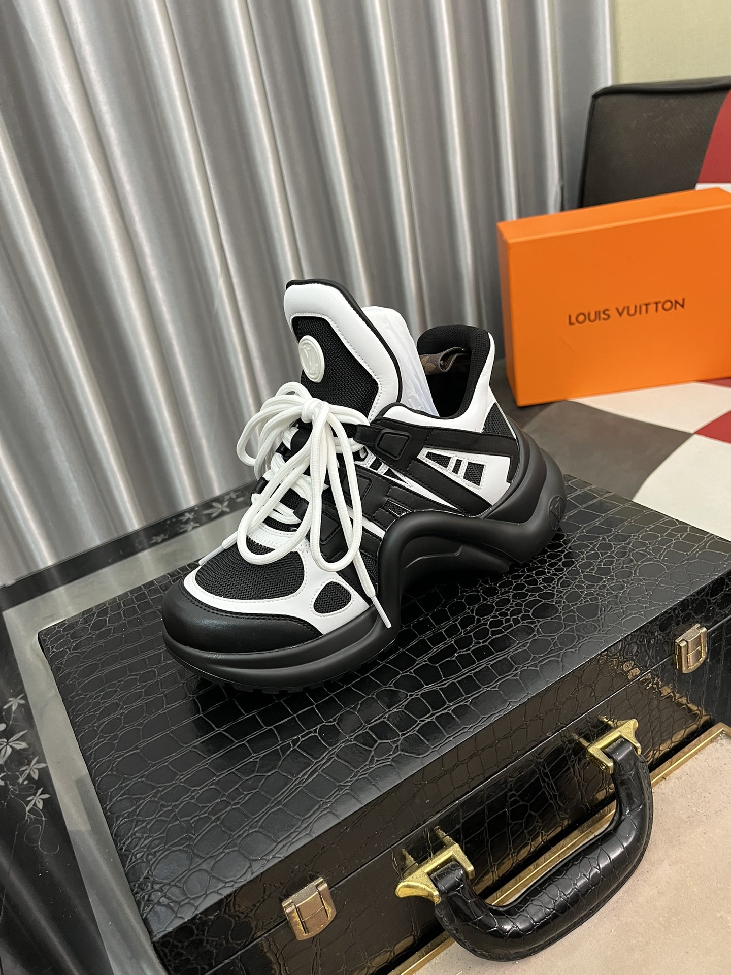 NO:270336,Louis vuitton LV Run55 Daddy shoes Sports shoes Tennis shoes Bluff shoes ~~ Value recommendation, must-have for purchasing agents, Xiaohongshu grass planting series~~ Original imported DK breathable grid cloth/TPU cut piece with cowhide/printed denim fabric~~ Exclusive mold opening TPU PU combination sole------------------------------------------------------------------------------------------------------------------------------------------------------------------------------------------------------------------------------------------------------------------------------------------------------------------------------------------------------------------------------------------------------------------------------------------19860909Louis vuitton LV Run55 老爹鞋 运动鞋 网球鞋 波鞋~~ 超值推荐,代购必带,小红书种草系列~~ 原版进口的DK透气网格布/TPU裁片搭配牛皮/印花牛仔布面料~~ 独家开模TPU PU组合大底——增高5cm 38-44,,louis vuitton,louis vuitton,sneakers,cowhide,Men's shoes
