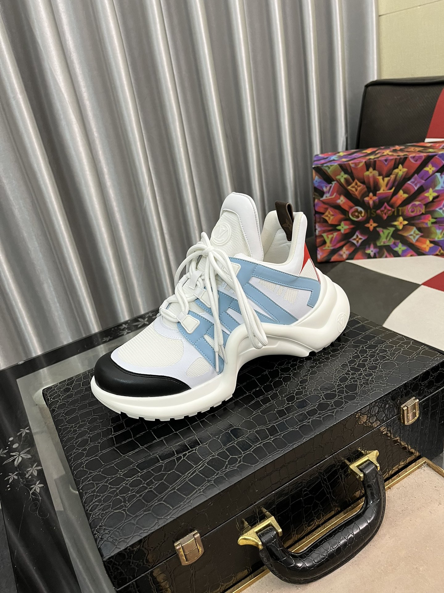 NO:351547,LV arch bridge-sole dad shoes Original mold opening, high quality Louis Vuitton Louis Vuitton Donkey LV LV sports shoes This LV Archlight sports shoes are made of technology mesh fabric + high-quality top layer cowhide exquisite packaging for delivery counter Fabric: genuine leather + technology fabric Original custom breathable mesh + genuine leather footbed Sole original mold opening TPU + foam PU combination sole 7CM thick sole Size: 36-44 (custom made for women 41),,louis vuitton,louis vuitton,louis vuitton,louis vuitton,louis vuitton,louis vuitton,louis vuitton,louis vuitton,louis vuitton,louis vuitton,louis vuitton,louis vuitton,louis vuitton,louis vuitton,sneakers,cowhide19860909LV拱桥底老爹鞋 原版开模,高品质 Louis Vuitton 路易威登 驴家 L家LV运动鞋 本款 LV Archlight 运动鞋以科技网格面料+优质头层牛皮制作 配送专柜精美包装 面料: 真皮+ 科技面料 内里原版定制透气网里+真皮垫脚 鞋底原版开模TPU+发泡PU组合大底 底厚7CM Size: 36-44（女41订做）,,louis vuitton,louis vuitton,louis vuitton,louis vuitton,louis vuitton,louis vuitton,sneakers,cowhide,Men's shoes