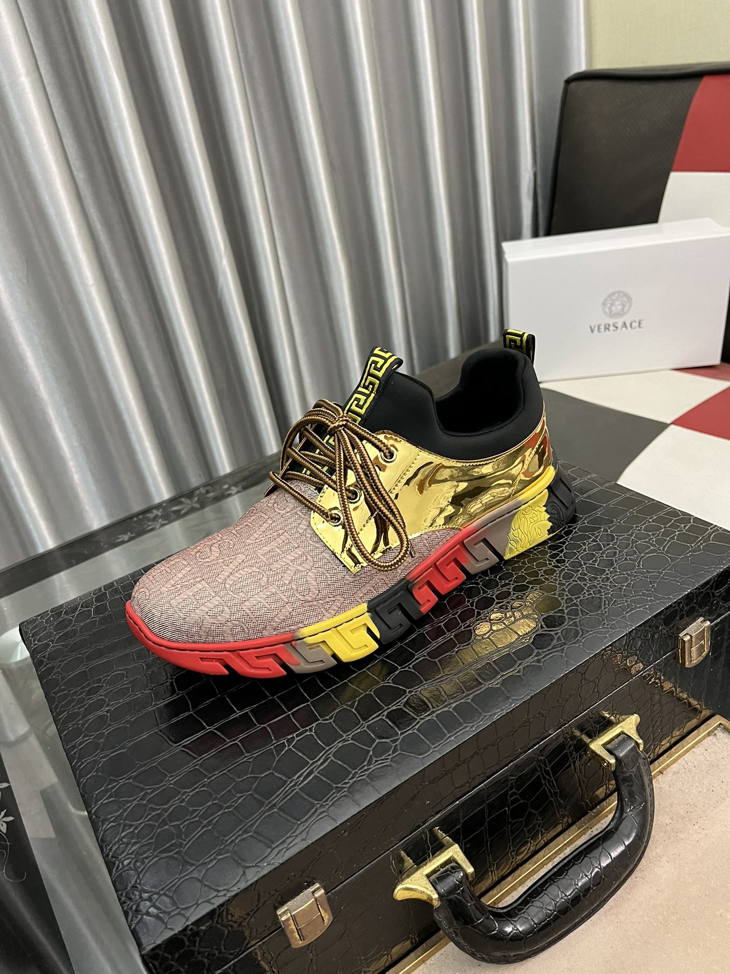 P: [Versace] nuevos zapatos casuales de los hombres, el uso de efecto de pasarela de moda súper trid