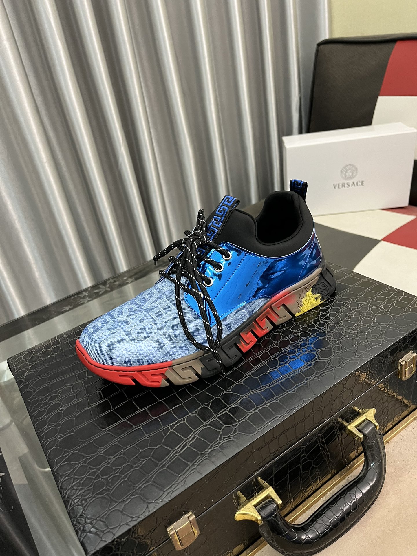 P: [Versace] nuevos zapatos casuales de los hombres, el uso de efecto de pasarela de moda súper trid