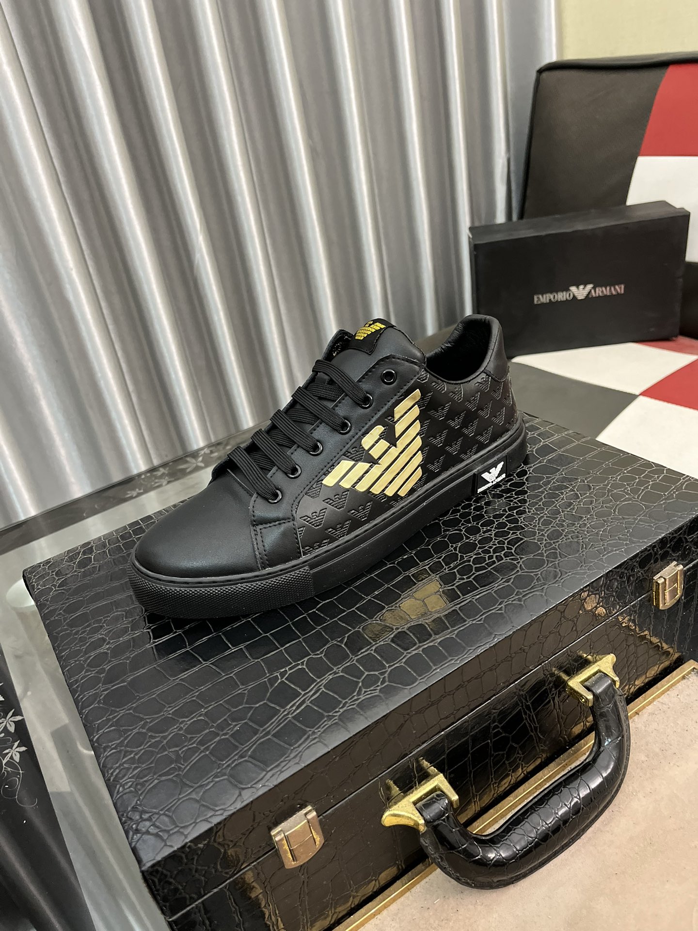 NO:272983,Exclusive first release!  The latest casual shoes can be made with first-class workmanship. The upper is specially imported from Italy, and the pig skin inner lining is suitable for traveling. It allows you to suit all kinds of travel, showing low-key luxury. Talk with quality: Size38-442 colors available, Armani19860909独家首发！最新款休闲鞋可到做工一流 鞋面意大利进口专用压花皮,猪皮内里@适合出行大底,让你适合各种出行,尽显低调奢华.以质量说话: Size38-442色可选,,armani,Men's shoes