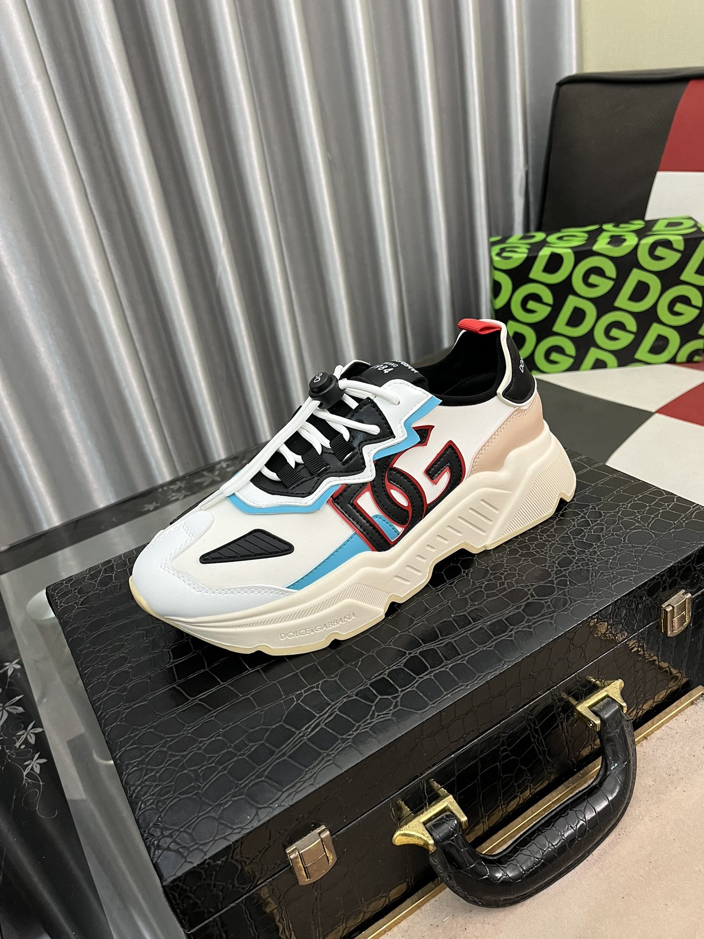 NO:345637,【DG】 The most trendy, original upper, casual shoes make walking more convenient and comfortable, sports men's casual shoes, the perfect 11 replicas [color] are all original, creating a fashionable personality to set off your uniqueness!  Number of codes 36-44,19860909【DG】 最潮款、原版鞋面,休闲鞋鞋让行走更加便捷舒适、运动男鞋休闲款,与官方质量相比完美的11复刻[色]均采用原版.打造时尚个性衬托你的与众不同！码数36-44,,Men's shoes