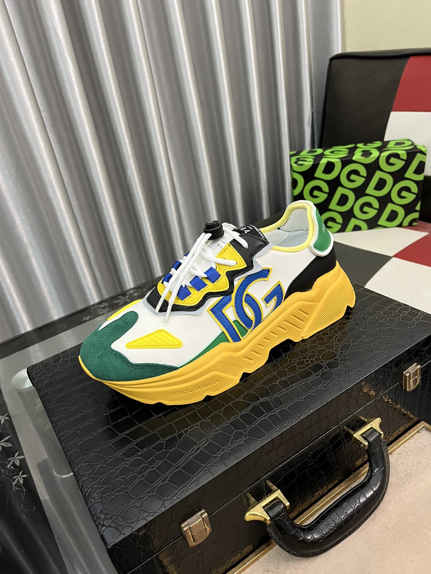 NO:345769,(DG-) Latest popular casual shoes, the tongue has the brand's iconic details, imported cowhide fabric, fashionable and versatile, which can add luster to various shapes. Create a unique dynamic and modern exquisite design, showing modern and elegant style. Size38-46,,cowhide19860909（DG-）最新爆款休闲鞋,鞋舌带有品牌标志性细节,进口牛皮面料,时尚百搭,可为各式造型增光添彩.塑造独具动感活力与摩登气息的精致设计,尽显现代优雅格调.size38-46,,cowhide,Men's shoes