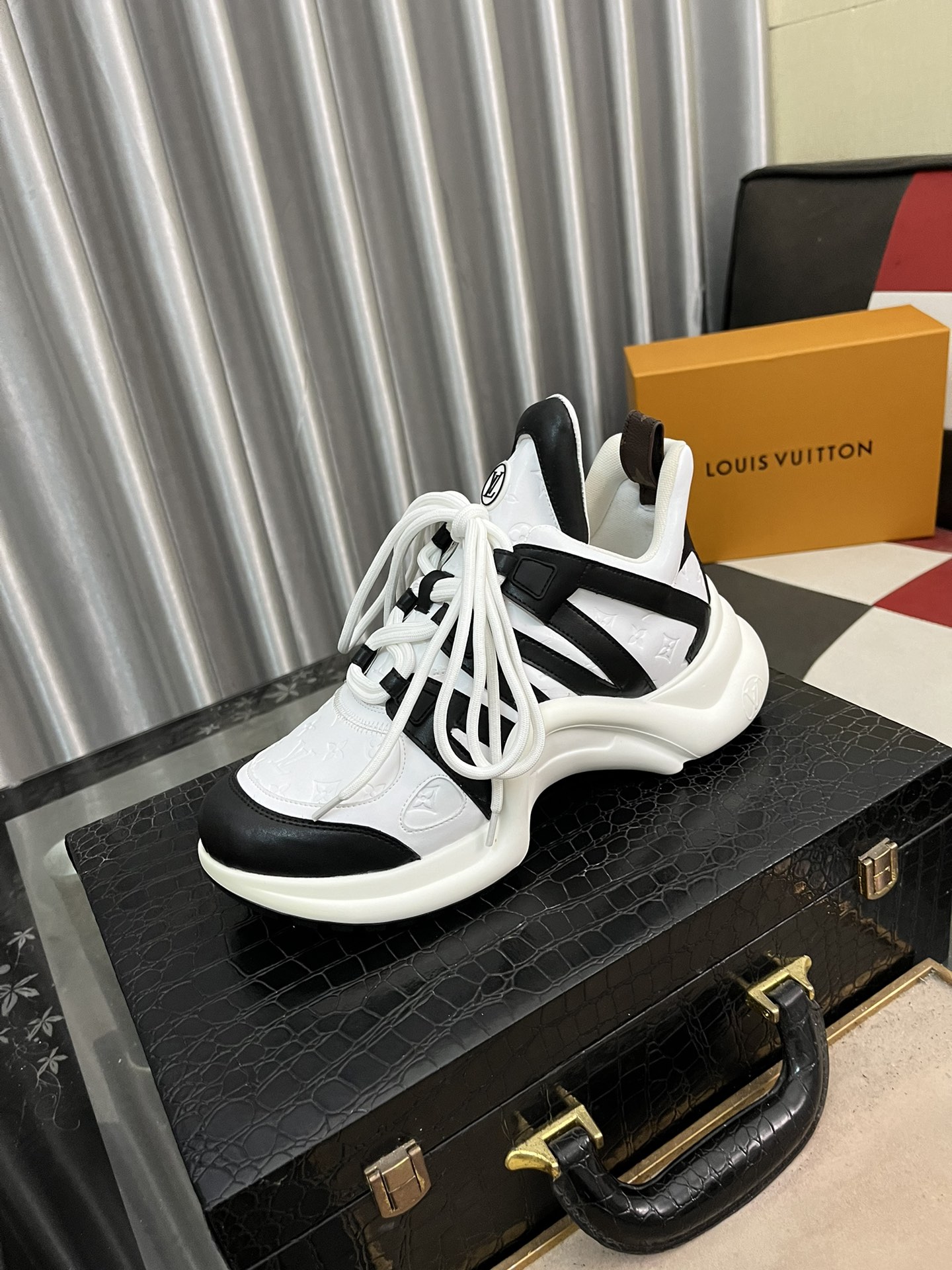 NO:270321,LV Archlight Sneaker arch bridge series sports dad shoes The futuristic sneakers of the donkey arch bridge dad shoes are paired with elastic arched outsoles with a striking large-size tongue and low-top structure to highlight the delicate women's shoes style. 