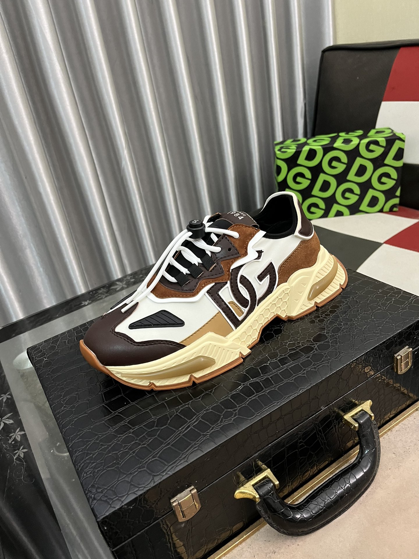 NO:345658,【DG ～】Couple casual shoes are available at the same time. Size: 36-46# The upper is made of cowhide spliced ​​mesh and mesh, comfortable and breathable, the original sole is comfortable and wear-resistant outsole, cowhide19860909【DG～】情侣装休闲鞋 z柜同步发售 码数:36-46# 鞋面选用牛皮拼接网布网布内里,舒适透气,鞋底原版舒适耐磨大底,,cowhide,Men's shoes