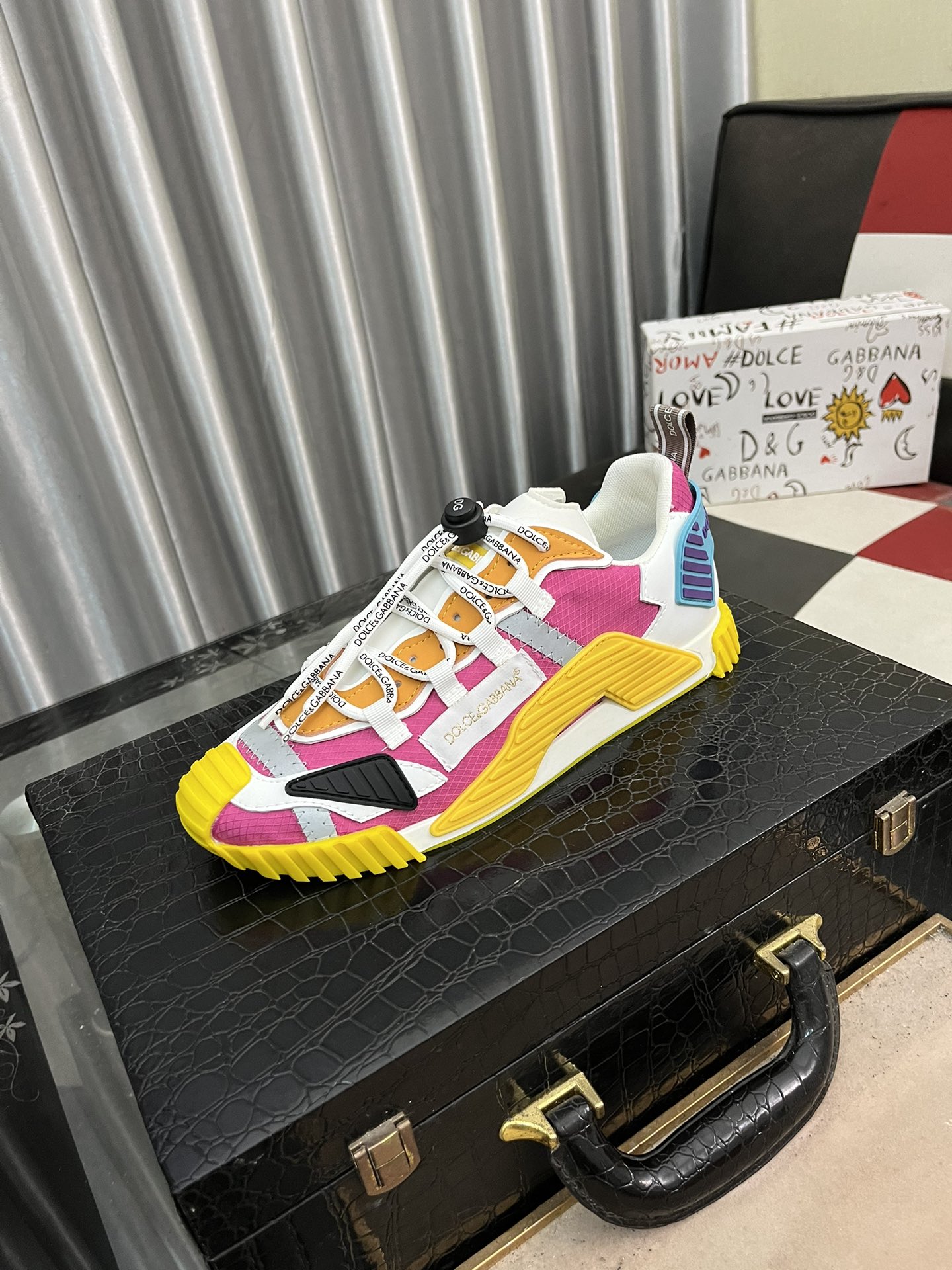 NO:273284,【DG ～】Couple casual shoes are available at the same time. Size: 35-44# 1 color upper is made of multi-material splicing leather inner lining, comfortable and breathable, the original sole is comfortable and wear-resistant, and the real shot is even better.19860909【DG～】情侣装休闲鞋 z柜同步发售 码数:35-44# 1个颜色鞋面选用多材质拼接真皮内里,舒适透气,鞋底原版舒适耐磨大底,实物拍摄实物更赞,,Men's shoes