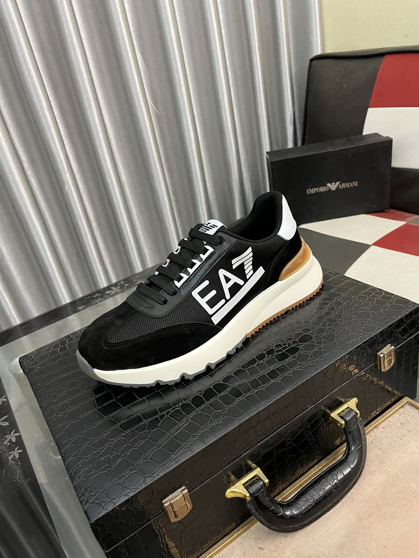 NO:270698,[Armani] Armani's latest new casual shoes are popular and popular. The same style on the official website [Dee] Original single hot model. Original factory cowhide material 11 original board cowhide inner lining, original foam sole. Body accessories are one to one mold, counter quality. Dear, you are also worried about wearing shoes, then you are your best choice!  38-442 colors available, Armani, Armani, cowhide19860909【Armani】阿玛尼最新新款休闲鞋 火爆热卖官网同款[得意]原单爆款 .原工厂牛皮材料11原板 牛皮内里,原厂发泡大底.身配件一比一开模 专柜品质 亲们你还为穿着搭配鞋发愁那这款鞋你就是你不二的选择！38-442色可选,,armani,armani,cowhide,Men's shoes