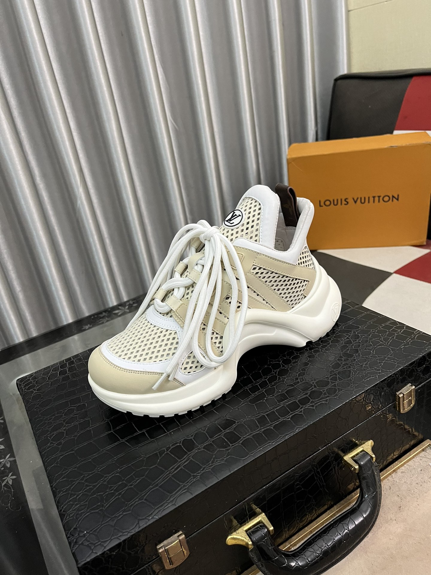 NO:270323,Top version new LV fancy panda button Archlight Donkey brand hardware casual sports dad shoes with heel height of about 5.5cm, maximum thickness of the sole is about 8mm Fabric: environmentally friendly TPU and imported cow leather joints Outsole: vacuum foaming and TPU combination outsole Size: 38-442 colors available, louis vuitton, louis vuitton19860909顶级版本新款LV花式熊猫扣子款 Archlight 驴牌五金休闲运动老爹鞋后增跟高约5.5cm,大底最高度厚约8mm 面料:环保TPU和进口牛拼皮接 大底: 抽真空发泡和TPU组合大底 码数数: 38-442色可选,,louis vuitton,louis vuitton,Men's shoes