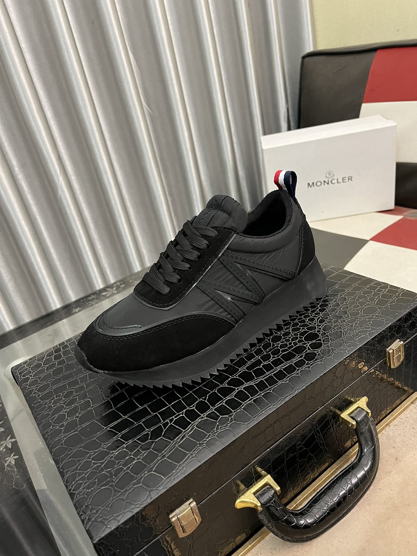 NO:273299,Moncler/monkey men's lace-up casual sneakers have comfortable and anti-slip properties. They are made of integrated molded imported Feimao technology fabrics, combining innovation, functionality and graphic details, interpreting fashion and fashion. The outsole is made of TPU   rubber   high elastic rubber foam combination, which has high elasticity and high wear resistance and improves comfort!  Size38-46, Moncler,sneakers19860909Moncler/蒙口男士系带休闲运动鞋,具有舒适防滑性能,采用一体成型进口飞织科技面料制成,兼备创新、功能性与图形细节于一体,诠释潮流时尚.大底采用TPU 橡胶 高弹橡胶发泡组合成型,具有高弹性高耐磨性,提高舒适性！ Size38-46,,Moncler,sneakers,Men's shoes