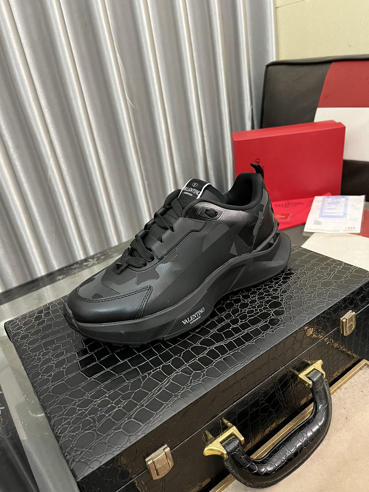 NO:284642,Trendy brand Valentino, casual shoes Size: 38-44 (45 can be customized) New style, counter synchronizes new products!  The highest version of high-quality counter 1:1, upper imported cowhide and high-end sheepskin lining, original outsole, this season's trendy men's must-have 4 colors available, valentino, cowhide, sheepskin19860909潮牌华伦天努,休闲鞋 Size:38-44(45可以订做） 新款 专柜同步新品 ！最高版本高品质专柜1:1,鞋面意大利进口牛皮高档羊皮内里 原版大底 本季潮男必备款4色可选,,valentino,cowhide,sheepskin,Men's shoes