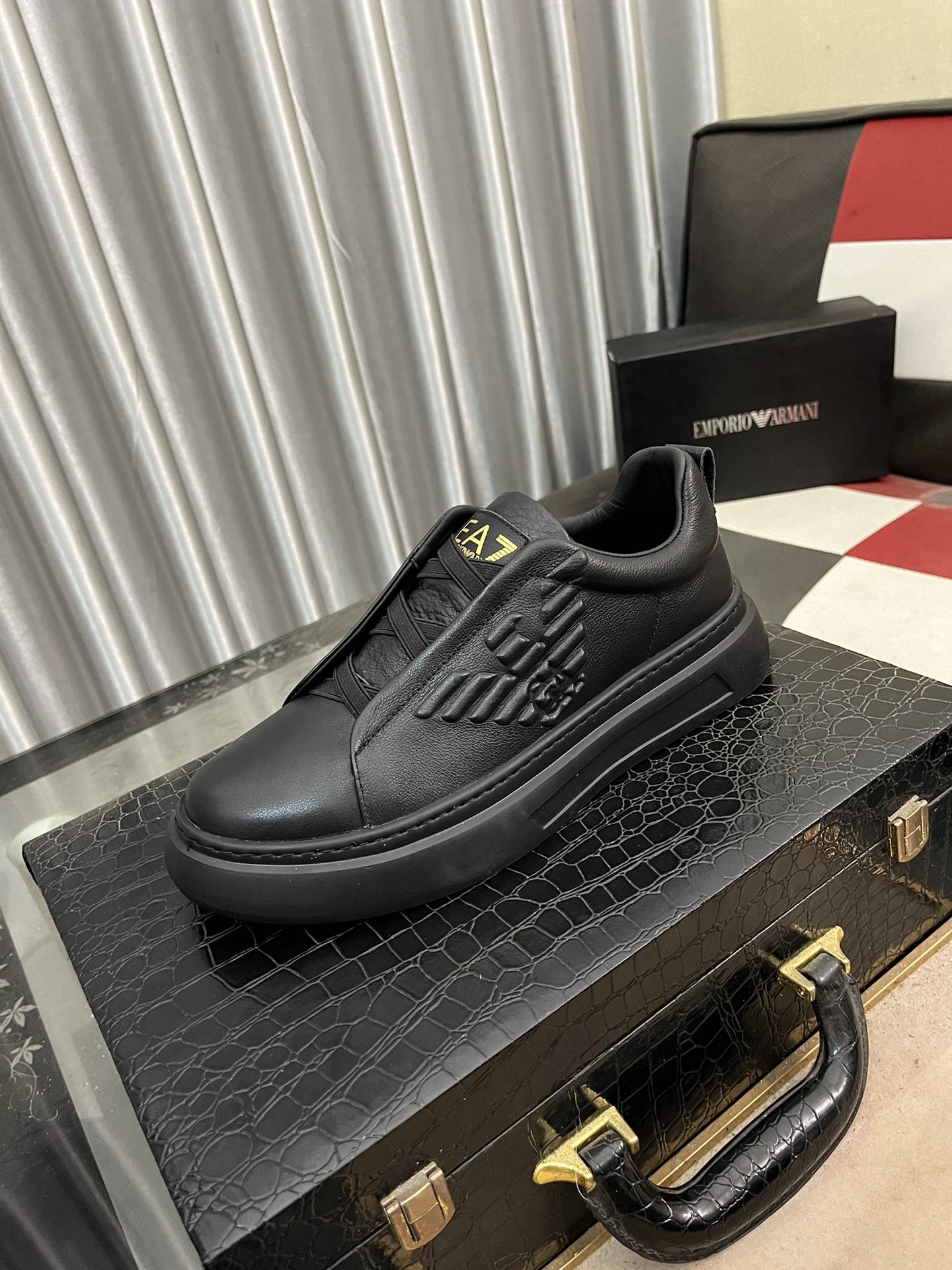 NO:271380,【Armani】Armani’s new fashionable casual shoes are carefully created to create an international brand. This casual shoes combine high-quality fabrics and exquisite craftsmanship, and the upper is made of top layer of cowhide!  Breathable mesh cloth inner sheepskin foot pad. The footing effect is handsome and stylish, with a lightweight TPU bottom, and the foot feels light and comfortable!  Fine workmanship, worthy of Size38-443 colors available, Armani, Armani, cowhide, sheepskin19860909【Armani】阿玛尼新款时尚休闲鞋精心打造国际品牌 此款休闲鞋集优质面料与精湛工艺于一身,鞋面选用头层牛皮制成！透气网布内里羊皮垫脚.上脚效果帅气有型,轻质TPU大底,脚感轻便舒适！做工精细,值得拥有 Size38-443色可选,,armani,armani,cowhide,sheepskin,Men's shoes