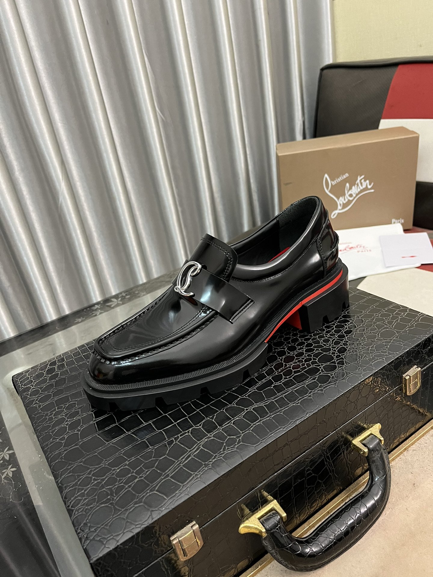NO:271212,CL new loafer leather shoes Christia* Loubouti* red sole shoes men's business formal leather shoes The upper is made of imported cowhide/open-edged beads and bright leather hand-sewn upper cylindrical ribbon piping embellishment The upper is decorated with a full row of iconic metal rivets and the iconic red outsole, the extremely personalized shoe style. The original cowhide/red water-dyed cowhide inner foot pad gold hot-plated logo logo. The original Italian leather outsole; finely made to bring you a luxurious experience. The exclusive one-foot pedal cover is worn by lazy people!  Original packaging is on sale!   Standard leather shoes size: 39～44, christian louboutin,loafers,cowhide,Leather soles19860909CL 新品乐福鞋皮鞋 Christia* Loubouti* 红底鞋便鞋男士商务正装皮鞋 帮面采用进口牛皮/开边珠亮皮手工缝制鞋面 圆柱形缎带滚边加持点缀 鞋面饰织带横带饰以整排标志性金属铆钉标志性红色大底、极致个性的鞋款 原色牛皮/红色水染牛皮内里 垫脚金色烫金logo标识 意大利原版真皮大底；精细做带给您奢华体验 懒人专属一脚蹬套脚穿着！原包装发售！  标准皮鞋码数: 39～44,,christian louboutin,loafers,cowhide,Leather soles,Men's shoes