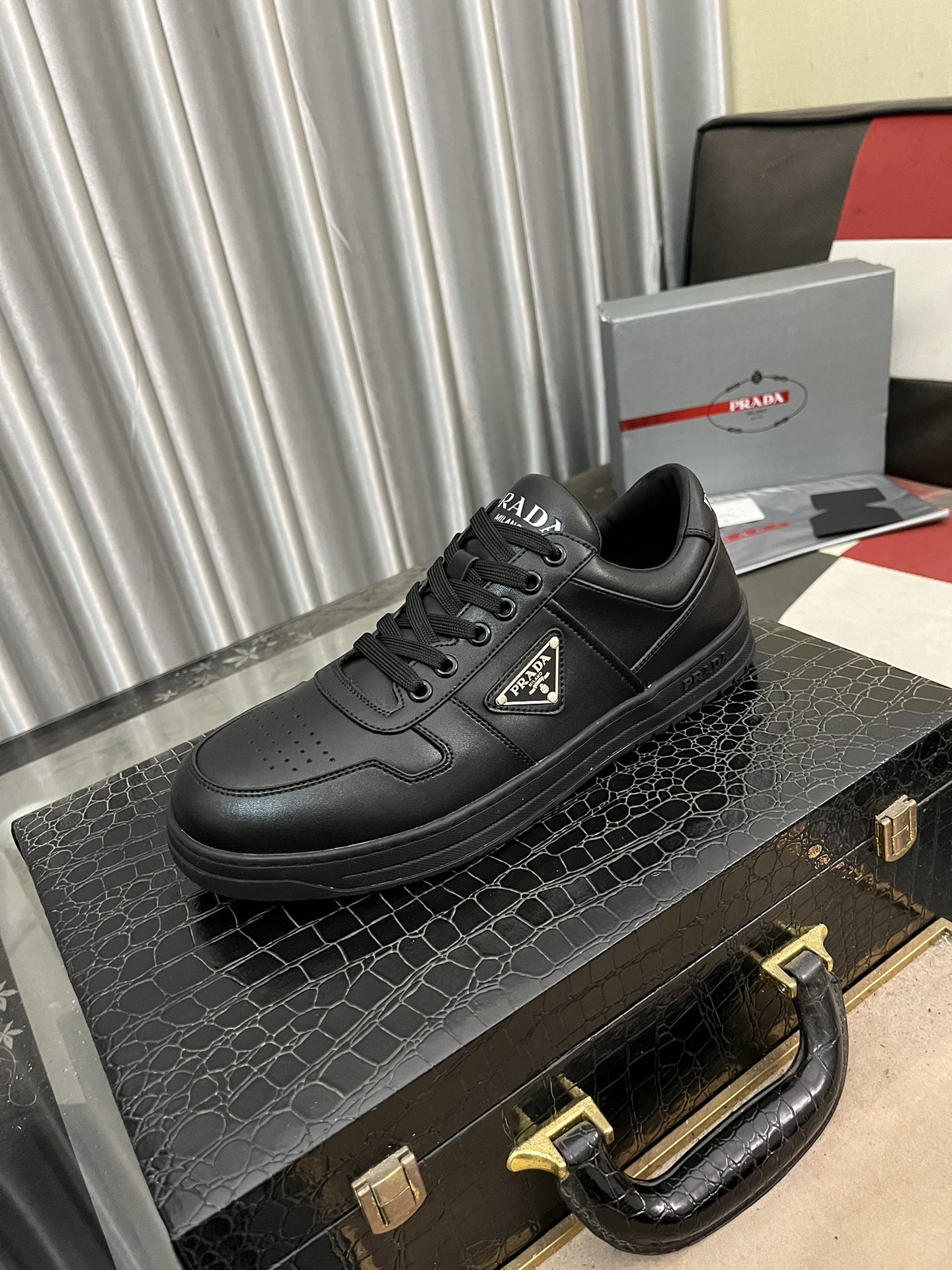 NO:664531,'Prada PRADA*' The latest popular casual shoes, top brand, top quality. Products sold at the counter [strong] The upper is made of imported breathable cowhide with breathable sheepskin lining () and fine workmanship. The original style is fashionable and soft rubber wear-resistant outsole, light and comfortable on the foot, code number: 38-44,, prada, prada, cowhide, sheepskin19860909《 普拉达PRADA*》 最新爆款休闲鞋,顶端品牌,顶级～质量.专柜同卖产品[强]鞋面選用进口透气牛皮搭配材质透气羊皮内里（）精细做工.原版个性时尚柔软橡膠耐磨大底,上脚轻巧舒适,码数: 38-44,,prada,prada,cowhide,sheepskin,Men's shoes