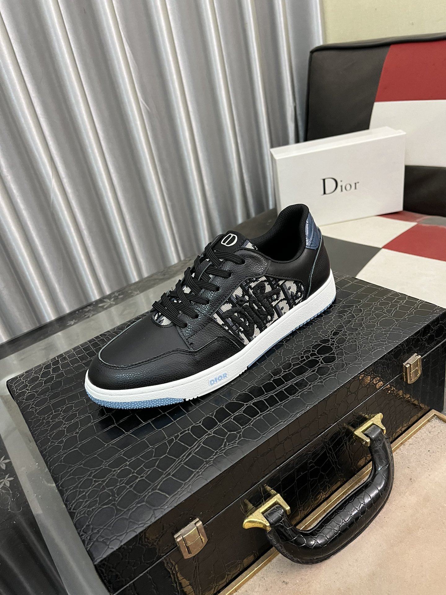 NO:270338,[Dior Dior] New casual shoes, must-have, fashionable shoes The latest popular upper adopts imported cowhide   special printed fabric splicing design, sheepskin foot pads, comfortable rubber sole, light and comfortable on the feet [Rose] The real thing is better, worth owning, size 38-443 colors available, dior, dior, cowhide, sheepskin19860909【迪奥Dior】 新款休闲鞋,必爆款 ,采用潮流时尚鞋 最新爆款鞋面采用进口牛皮 专用印花面料拼接设计 ,羊皮垫脚,舒服橡胶大底 上脚轻巧舒适 [玫瑰] 实物更好看、值得拥有、码数38一443色可选,,dior,dior,cowhide,sheepskin,Men's shoes