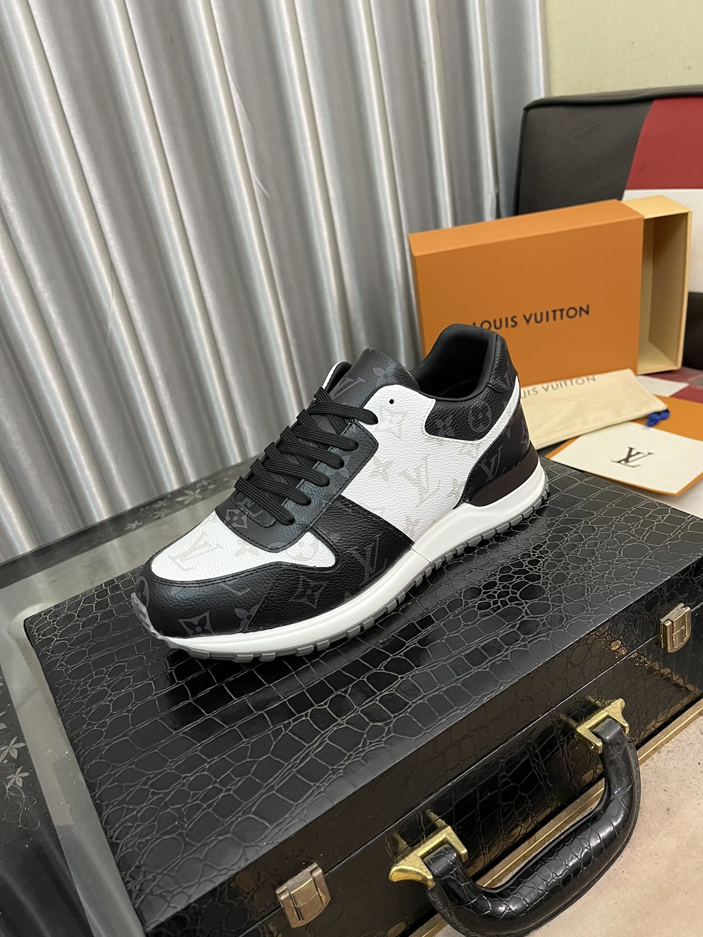 NO:271374,LV Louis Vuitton. The latest trendy shoes and casual shoes in physical store hits. New products are comfortable in spring and summer imported custom original cowhide, unique jacquard fabric element design. Paired with sheepskin inner lining, Lv original bottom, [Sun] [Sun] High-end packaging high-quality details determine quality, size 38-44,,louis vuitton,louis vuitton,cowhide,sheepskin19860909LV 路易威登.最新潮鞋休闲鞋实体店爆款.新品春夏季舒适进口定制原版牛皮,独特提花面料元素设计.搭配羊皮内里,Lv原版底,[太阳][太阳]高端包装高品质细节决定品质、码数38-44,,louis vuitton,louis vuitton,cowhide,sheepskin,Men's shoes