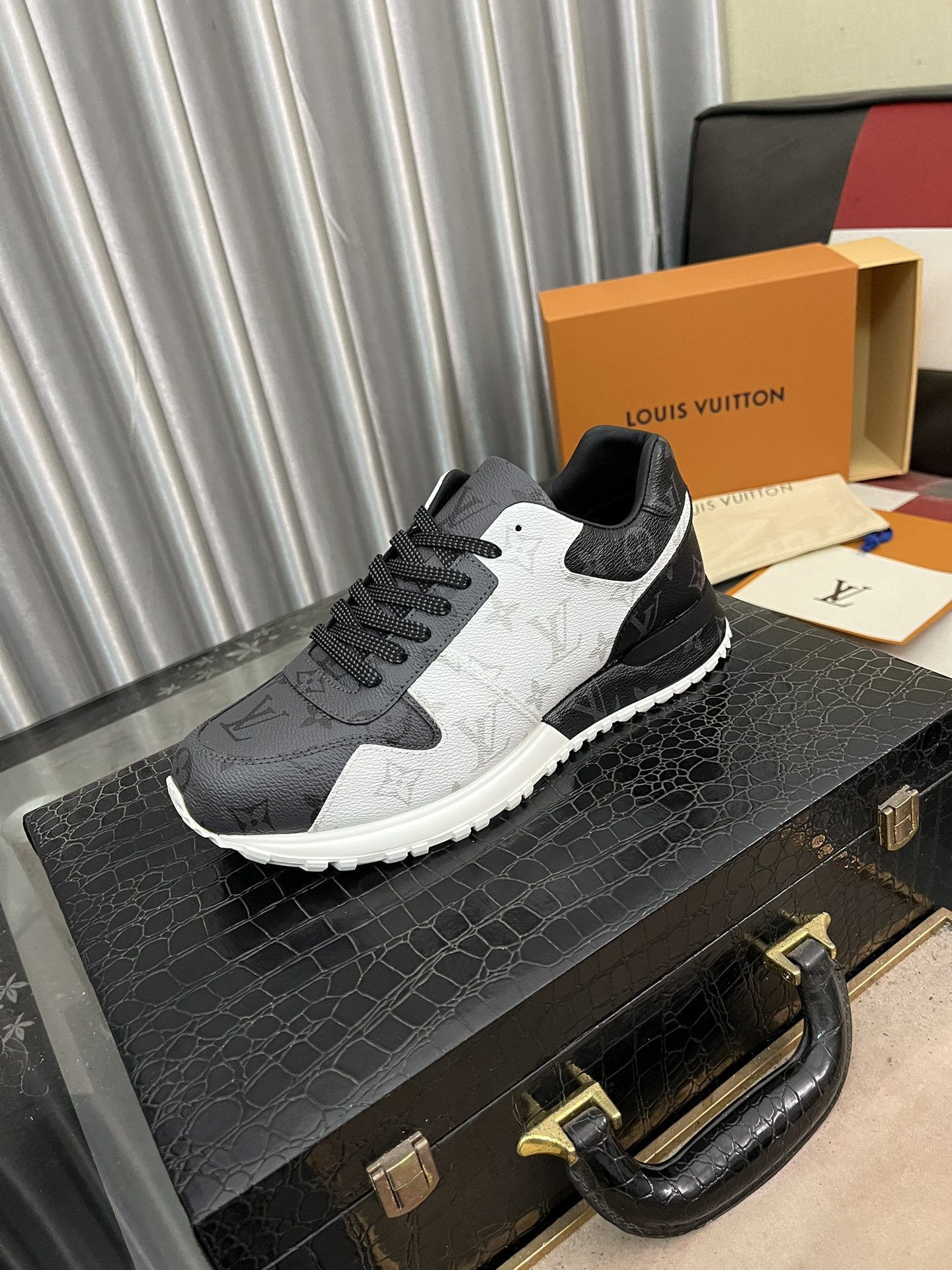 NO:756312,LV Louis Vuitton. The latest trendy shoes and casual shoes are popular in physical stores. New spring and summer comfortable imported custom original cowhide, unique jacquard fabric element design. With sheepskin lining, LV original bottom, [sun] [sun] high-end packaging high-quality details determine quality, code number 38-44,, louis vuitton, louis vuitton, cowhide, sheepskin19860909LV 路易威登.最新潮鞋休闲鞋实体店爆款.新品春夏季舒适进口定制原版牛皮,独特提花面料元素设计.搭配羊皮内里,Lv原版底,[太阳][太阳]高端包装高品质细节决定品质、码数38-44,,louis vuitton,louis vuitton,cowhide,sheepskin,Men's shoes