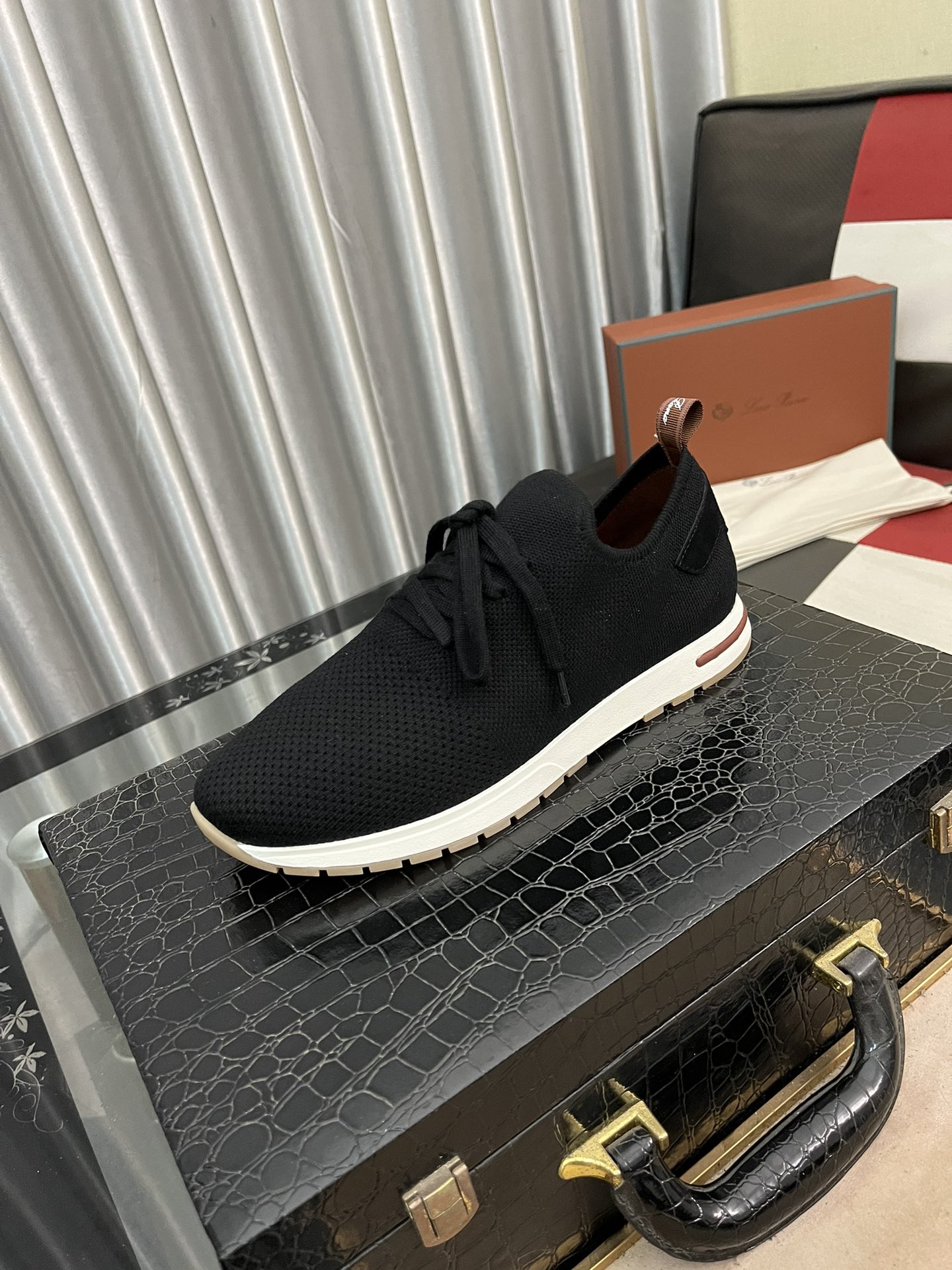 NO:355849,Loro Pian* Noyou* Pianya Casual shoes are made of cowhide and cowhide. Unique texture. Simple and atmospheric. Compatible with Asian shoe last almond toe, apron-style toe, drum-stitched upper. The same-color stitching details. One-step sling is easy to put on and off. The original color full cowhide inner lining. Insole decoration brand logo logo. Original mold opening TPU raw rubber outsole. The super grip performance of soft rubber sole. Comfortable casual casual style. Create casual urban style!  Number of 38-445 colors available, loro piana, skirts, cowhide19860909Loro Pian* 诺悠*翩雅 休闲鞋 选用牛皮磨砂牛皮打造 独特的质感 简约大气 符合亚洲人的鞋楦杏仁鞋头吧、围裙式鞋头、起鼓缝制鞋面 同色系缝线细节 一脚蹬套穿式方便穿脱 原色全牛皮内里 鞋垫饰品牌logo标识 原版开模TPU生胶色大底.柔软橡胶底的超强抓地性能 舒适休闲款 随意打造休闲正装都市造型 ！ 码数38-445色可选,,loro piana,skirts,cowhide,Men's shoes