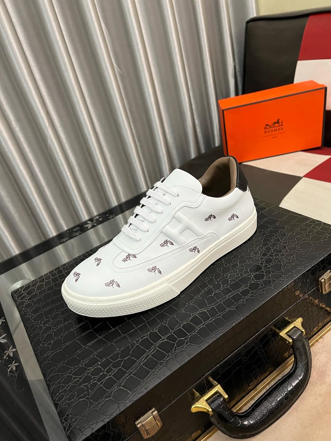 NO:605000,Hermes Bouncing sneakers, men's casual sneakers, uppers made of cowhide leather and high-end mesh, imported materials, full of texture, lightweight soles decorated with contrasting patterns, creating a versatile fashion style. Size38-44,,hermes,sneakers,cowhide19860909爱马仕Bouncing运动鞋,男士休闲运动鞋,鞋面牛皮拼接高端网布打造,进口材质,质感十足,轻盈鞋底装饰撞色图案,打造百搭时尚风格.Size38-44,,hermes,sneakers,cowhide,Men's shoes