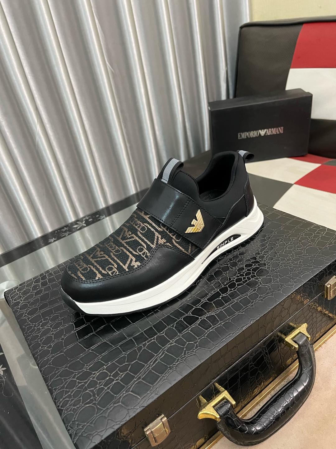 NO:270327,Armani's new casual sneakers are fashionable and versatile, simple and atmospheric, the fabric is imported cowhide with original fabric, breathable inner lining, original wear-resistant rubber outsole, exclusive new style, real shot, 38-442 colors available, armani, sneakers, cowhide19860909阿玛尼新款休闲运动鞋 时尚百搭, 版型简洁大气, 面料采用进口牛皮配原版布料,透气内里,原版耐磨橡胶大底,独家新款,实物拍摄,码数38-442色可选,,armani,sneakers,cowhide,Men's shoes