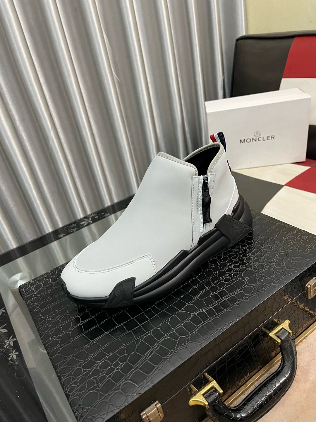 NO:270331,【MONCLER】The same style as the mouth cover, the official website, high-quality men's shoes, customized material, calf leather, mesh breathable inner leather insole, original open mold outsole style, men's casual sneakers, lace-up men's shoes series, European and American trendy style, random matching, comfortable foot feeling, size number, men's size 38-46,, Moncler, sneakers, cowhide19860909【MONCLER】蒙口、官网同款 高品质男鞋 材料定制小牛皮 网布透气内里真皮鞋垫 原版开模大底款式类型男士休闲运动鞋 系带款男鞋系列 欧美潮流风格 随意搭配 脚感舒适、码数男码38-46,,Moncler,sneakers,cowhide,Men's shoes