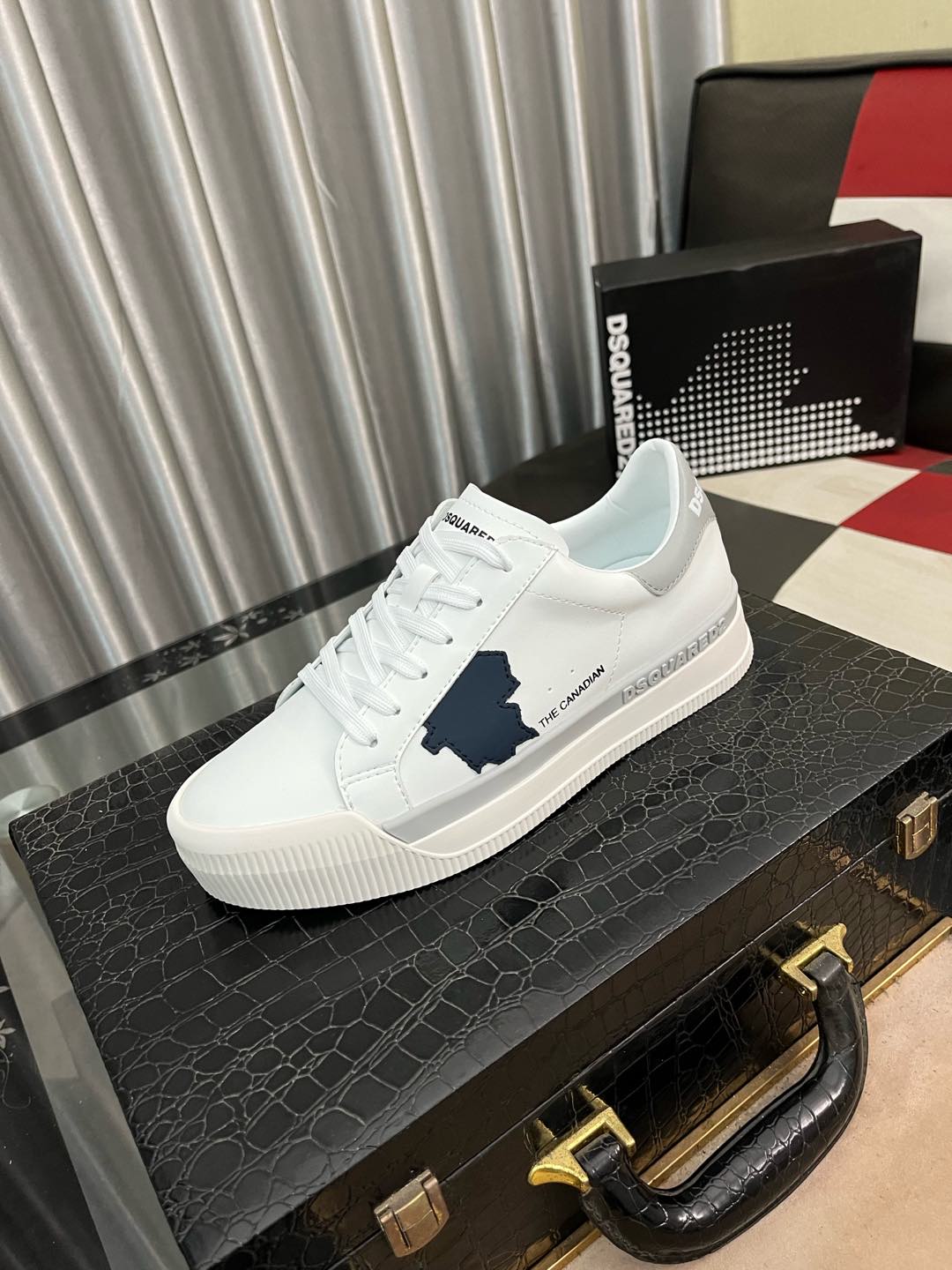 NO:270333,Dsquared2 men's logo printed ankle sneakers D quadratic official website latest version, very eye-catching men's casual shoes. Original 1:1 sole, unique fashion and avant-garde atmosphere, making it more noble!  It is the first choice for trendy men. The color code number is 38-46, sneakers19860909Dsquared2男士logo印花及踝运动鞋D二次方 官网最新版, 大气十分亮眼 男士休闲鞋.原版1:1大底 独具时尚前卫气息 ,更显尊贵！是潮男的首选.颜色码数38-46,,sneakers,Men's shoes