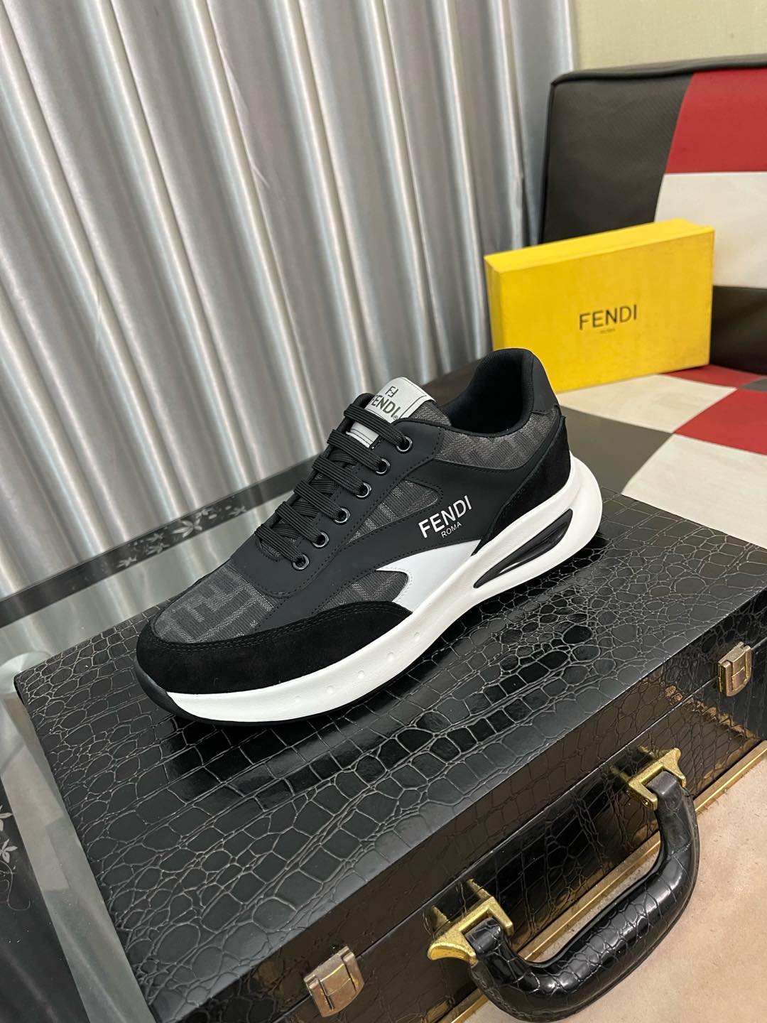 NO:270341,【fendi】Fendi classic comfortable men, this complex sneaker is made of soft calf leather genuine leather inner original ultralight rubber rough-grained sole. This unique and light style is suitable for the casual and exquisite sensibility of this season. It is comfortable and natural to wear. It is casual and traveling everyday in autumn and winter!  38443 colors available, fendi, fendi, sneakers, cowhide19860909【fendi】芬迪经典舒适男士,这款复杂的运动鞋是由柔软的小牛皮真皮内里原版超轻橡胶材质粗纹大底 这种独特的轻薄风格适合这个季节的随意而精致的感性,上脚舒适自然 秋冬休闲出行日常款！38443色可选,,fendi,fendi,sneakers,cowhide,Men's shoes