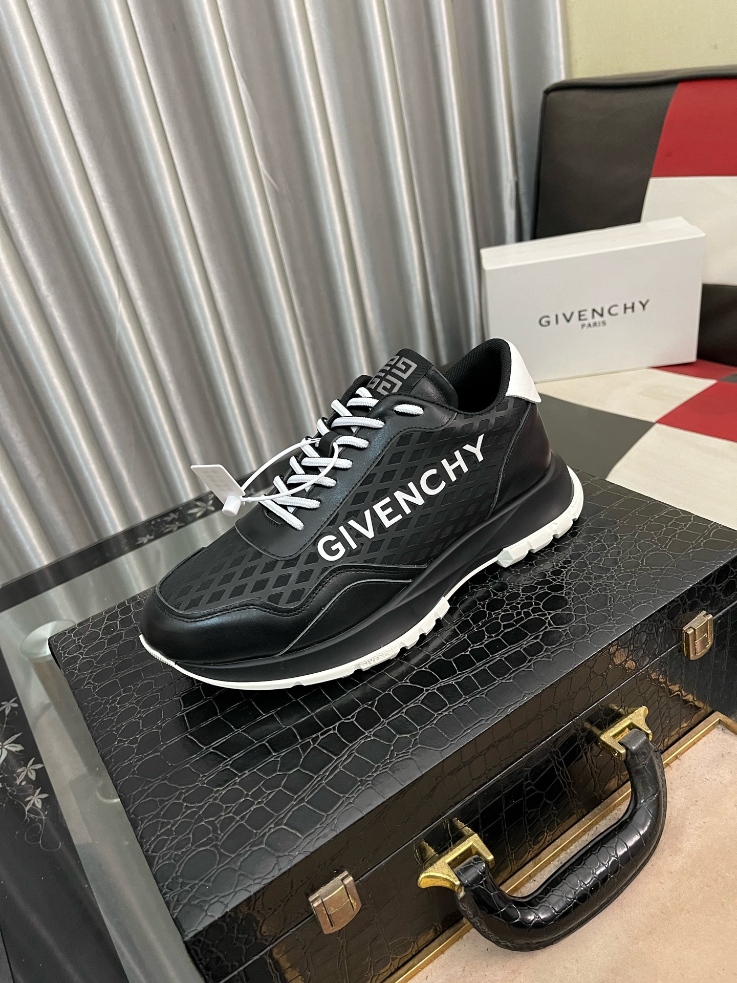 NO:270701,Givenc*y Givenchy men's high-top lace-up casual sneakers, using imported calfskin upper, inner mesh cloth, footbed calfskin, high comfort, heel trim with three-dimensional metal 4G LOGO, stylish on the feet, full set of original counter packaging. Size38-444 colors available, given, given, given, given, sneakers, cowhide19860909Givenc*y纪梵希男士高帮系带休闲运动鞋,采用进口小牛皮鞋面,内里网布 垫脚小牛皮 舒适度高,鞋跟饰以立体金属4G LOGO,上脚有型,全套专柜原包装 .Size38-444色可选,,givenchy,givenchy,sneakers,cowhide,Men's shoes