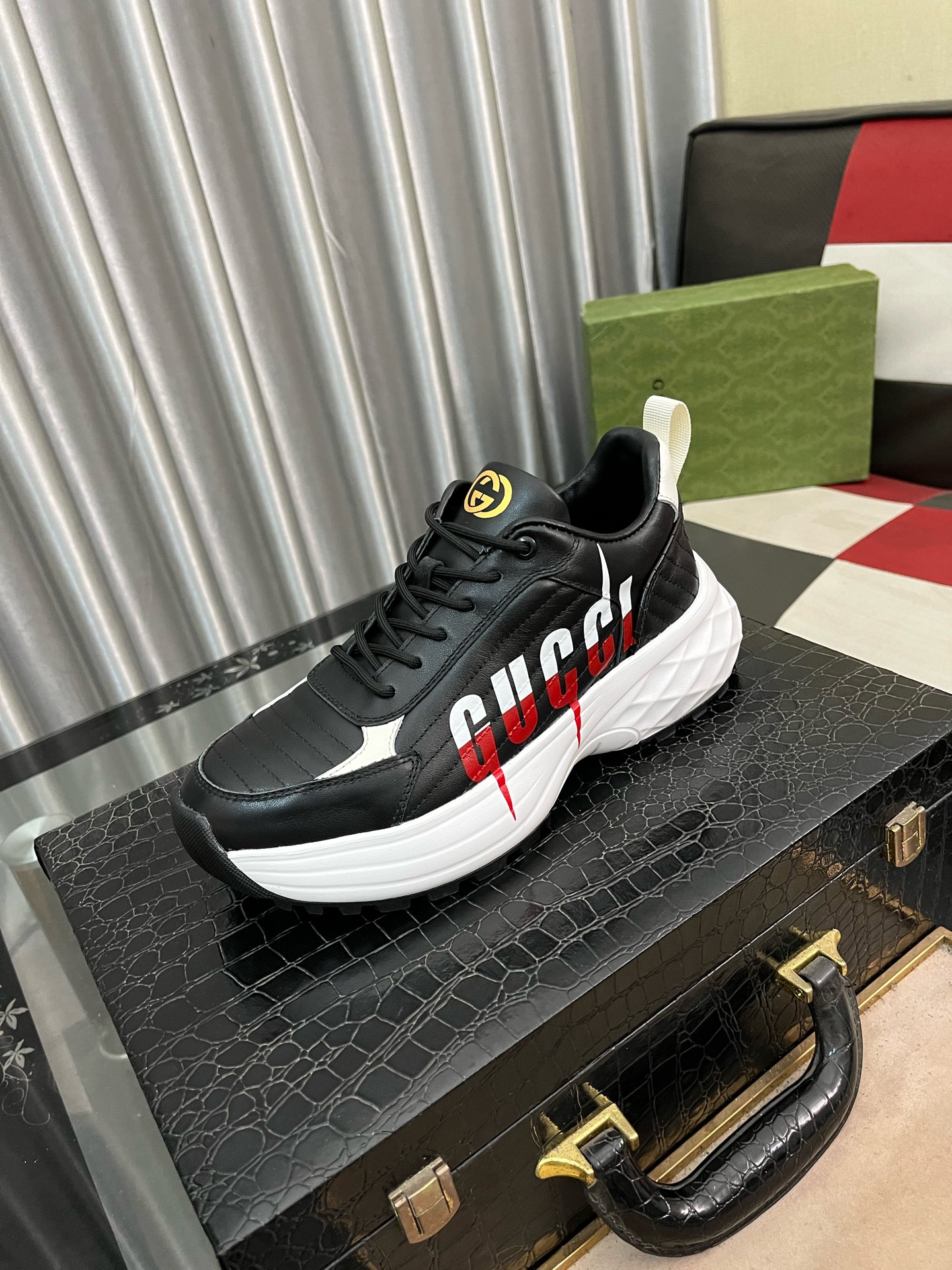 NO:270703,[Gucci] Gucci latest casual men's shoes, welcome 1:1 comparison, single style of Hong Kong counter casual shoes, counter quality, support inspection, high-quality workmanship, upper is imported from Italy, breathable net insole original fashionable sports sole, casual fashion, high-end quality, size 38-442 colors available, gucci, cowhide,19860909【Gucci】古奇 最新休闲男鞋,欢迎1:1对比,爆单款香港专柜休闲鞋,专柜品质,支持验货,优质做工,鞋面采用意大利进口胎牛皮 透气网里鞋垫原版时尚运动大底 ,休闲时尚,高端品质,码数38-442色可选,,gucci,cowhide,Men's shoes