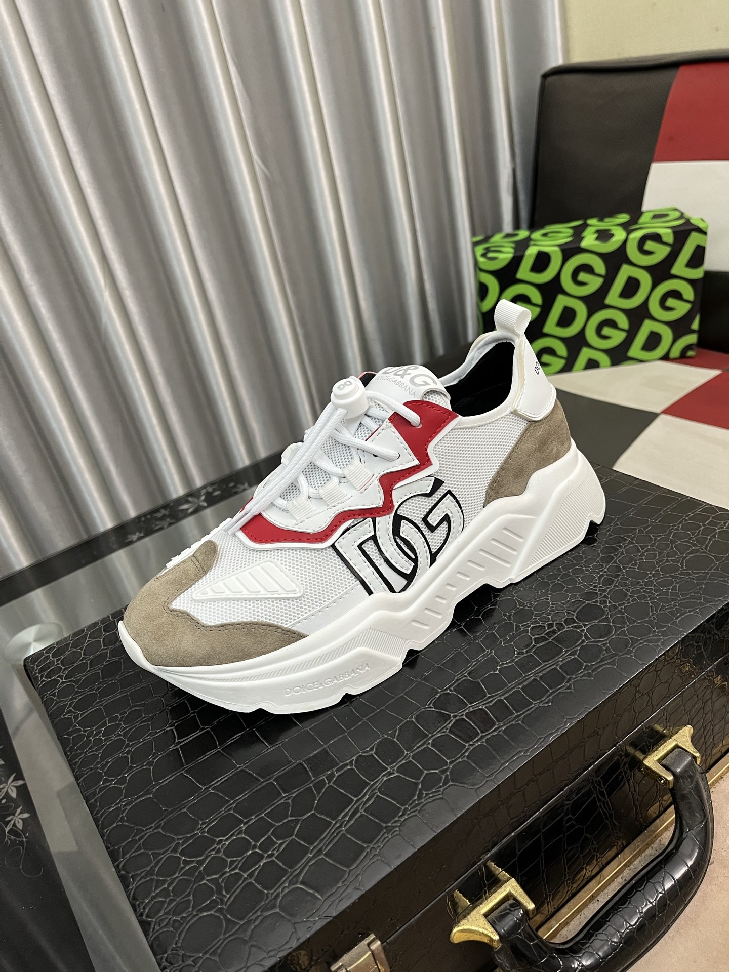 NO:271216,Dolce & GabbanaDG high-end men's sports and casual shoes. Top counter original single goods. Original imported cowhide, various materials splicing design imported cowhide inner cowhide foot pads original TPR elastic sole. Size36-46,,Dolce & Gabbana,cowhide19860909Dolce&GabbanaDG高端男士运动休闲鞋.顶级专柜原单货. 原版进口牛皮 多种材质拼接设计进口牛皮内里 牛皮垫脚原版TPR弹力大底. Size36-46,,Dolce&Gabbana,cowhide,Men's shoes