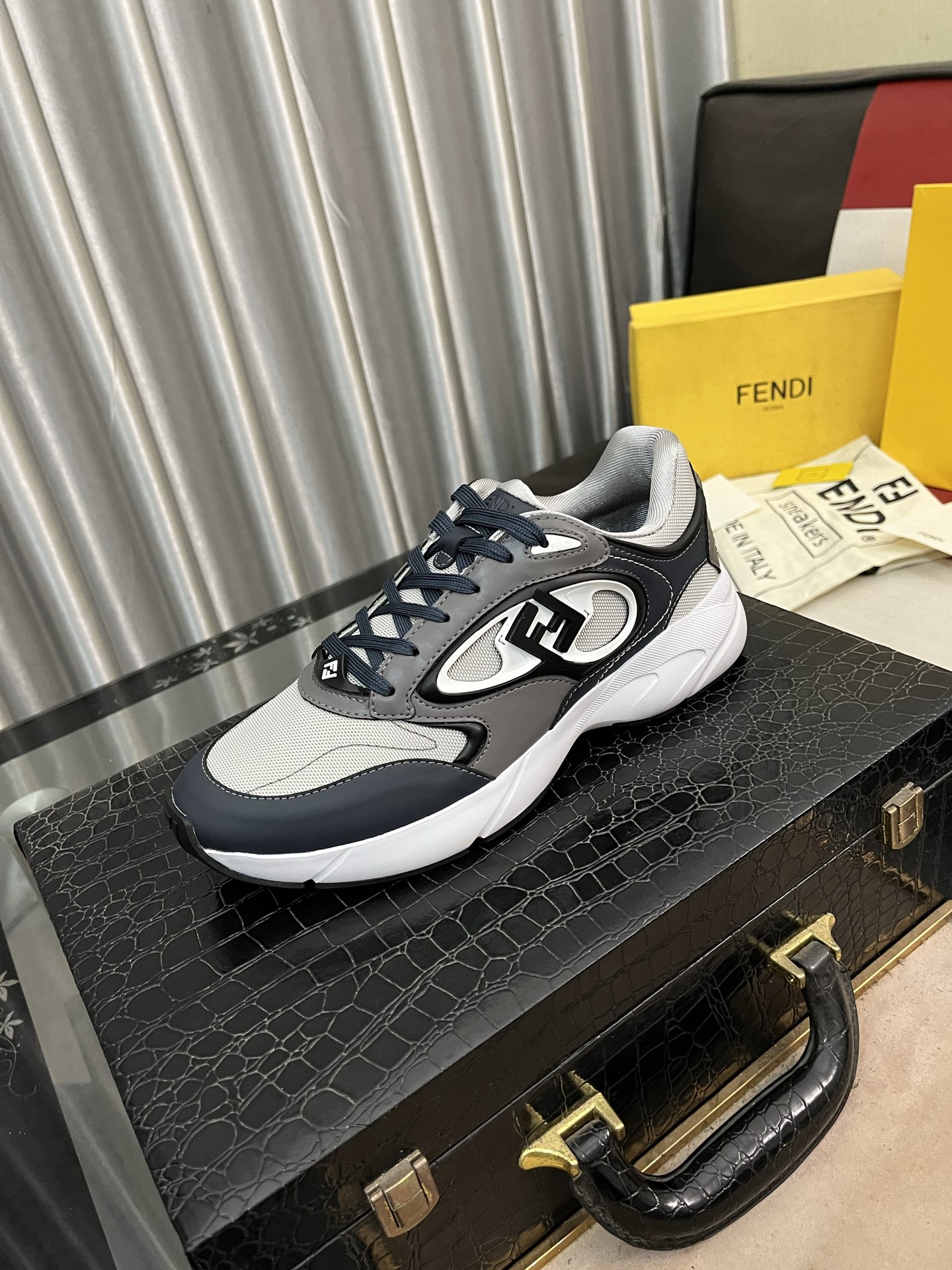 NO:271222,(High version) [Fendi] Fendi Men's latest casual shoes!  The counter will be launched simultaneously!  The original version is replicated one by one. The fully imported top layer calf leather surface is made of top layer water dyed cowhide inside. The original original factory special rubber bottom is leading the new fashion concept. The code 38-44.45 can be customized without return and exchange!  3 colors available, fendi, fendi, cowhide19860909(高版本)【Fendi】芬迪 男士最新款休闲鞋！专柜同步上市！原版一比一复刻.全进口头层小牛皮制面,内里采用头层水染牛皮,原版原厂特供橡胶大底.引领时尚新概念.配码38-44.45可定做不退换！3色可选,,fendi,fendi,cowhide,Men's shoes