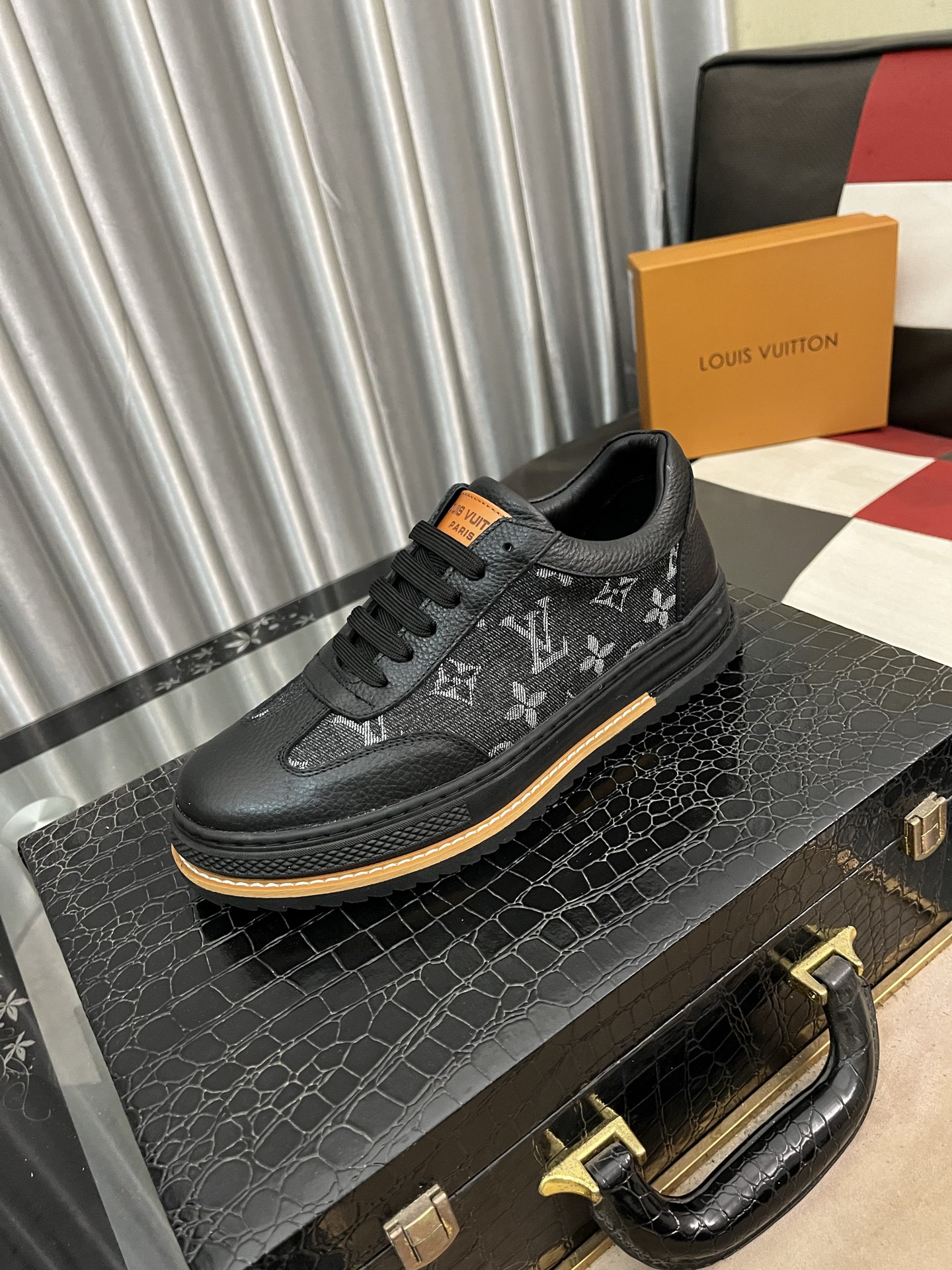 NO:271291,LV new casual sneakers are fashionable and versatile, simple and atmospheric, fabric is made of imported cowhide with original material, breathable mesh lining, original wear-resistant rubber outsole, exclusive new style, real-life shooting, 38-443 colors available, louis vuitton, sneakers, cowhide19860909LV新款休闲运动鞋 时尚百搭, 版型简洁大气, 面料采用进口牛皮配原版材料,透气网布内里,原版耐磨橡胶大底,独家新款,实物拍摄,码数38-443色可选,,louis vuitton,sneakers,cowhide,Men's shoes