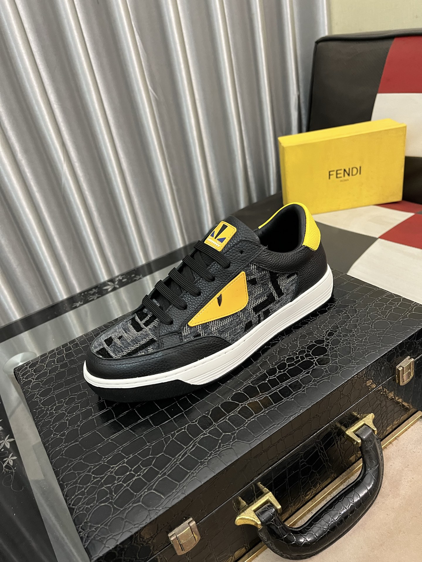 NO:271292,【F D】Fendi’s latest model is carefully crafted and ignited the whole audience!  The international brand is constantly innovating. This men's four-season casual shoes, original version, the upper is made of cowhide fabric, leather foot pads are really light and light, breathable and comfortable, with quality, speaking codes 38-443 colors available, fendi, cowhide19860909【F D】芬迪最 新款精心打造,引爆全场！不断创新的国际品牌 此款男士四季休闲鞋,原版版本,鞋面采用牛皮面料 ,皮垫脚真爆超轻大底,透气舒适以质量说话码数38-443色可选,,fendi,cowhide,Men's shoes