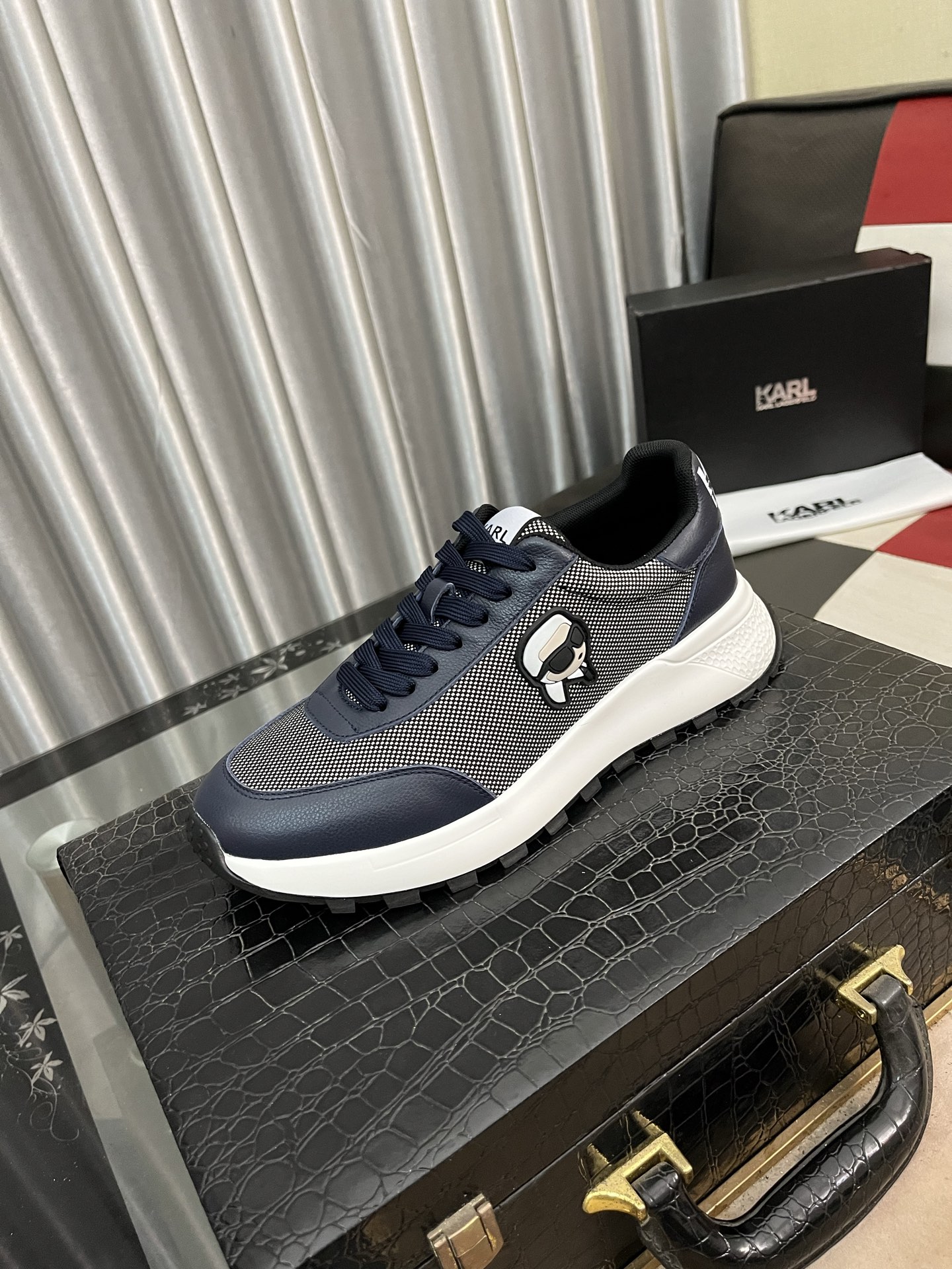 NO:271467,【BOOS】The original single-quality upper of men's casual shoes is imported calfskin, which is super breathable and comfortable, fine workmanship, high-end and atmospheric. It has a fashionable and classic shape. It has a foam transparent and wear-resistant sole, which is comfortable to wear, and deserves to have it. The number of sizes 38-444 colors available, cowhide19860909【BOOS】男鞋休闲鞋原单品质鞋面采用进口小牛皮,超透气舒适内里做工精细,高端大气.有时尚典范造型.发泡透明耐磨大底,穿着舒适,值得拥有.码数38–444色可选,,cowhide,Men's shoes