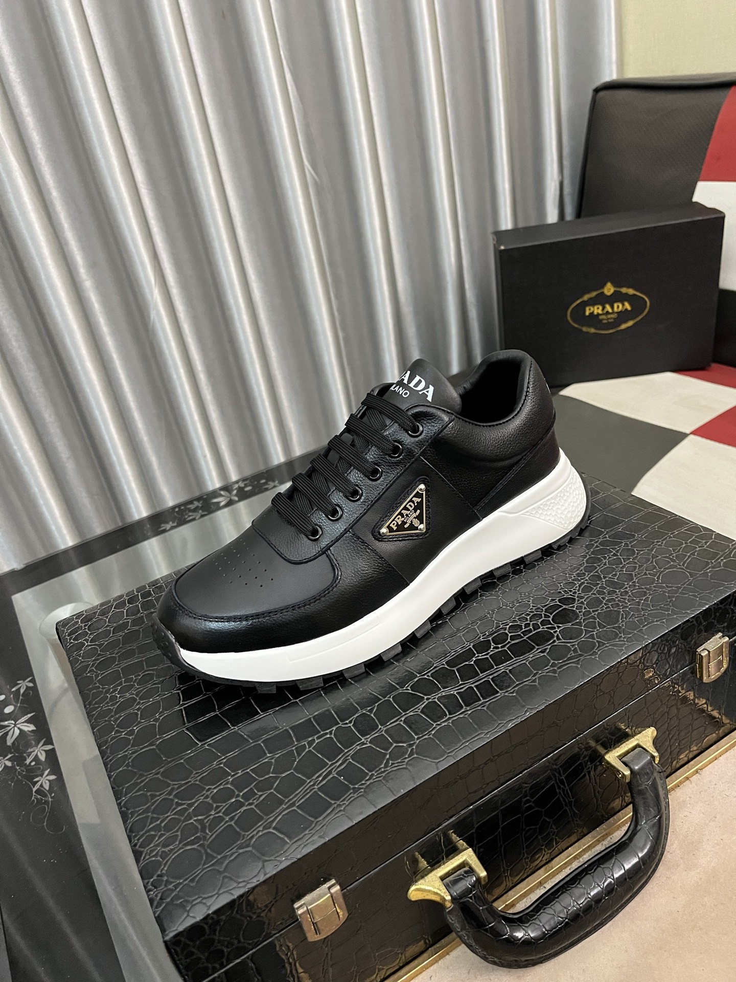 NO:271665,PRADA [Prada] popular men's shoes casual shoes and sports shoes!  High-end quality, high-end imported original cowhide, cowhide inner lining; original molded and wide sole. The style is upright and elegant, comfortable and versatile on the feet. Three packs of quality, 38-44, 3 colors available, prada, prada, sneakers, cowhide19860909PRADA【普拉达】爆款男鞋休闲鞋、运动鞋！高端品质 鞋面精选进口原版牛皮 牛皮内里；原版开模大底.版型端正大气,上脚舒服百搭 质量三包 码数38-44,3色可选,,prada,prada,sneakers,cowhide,Men's shoes
