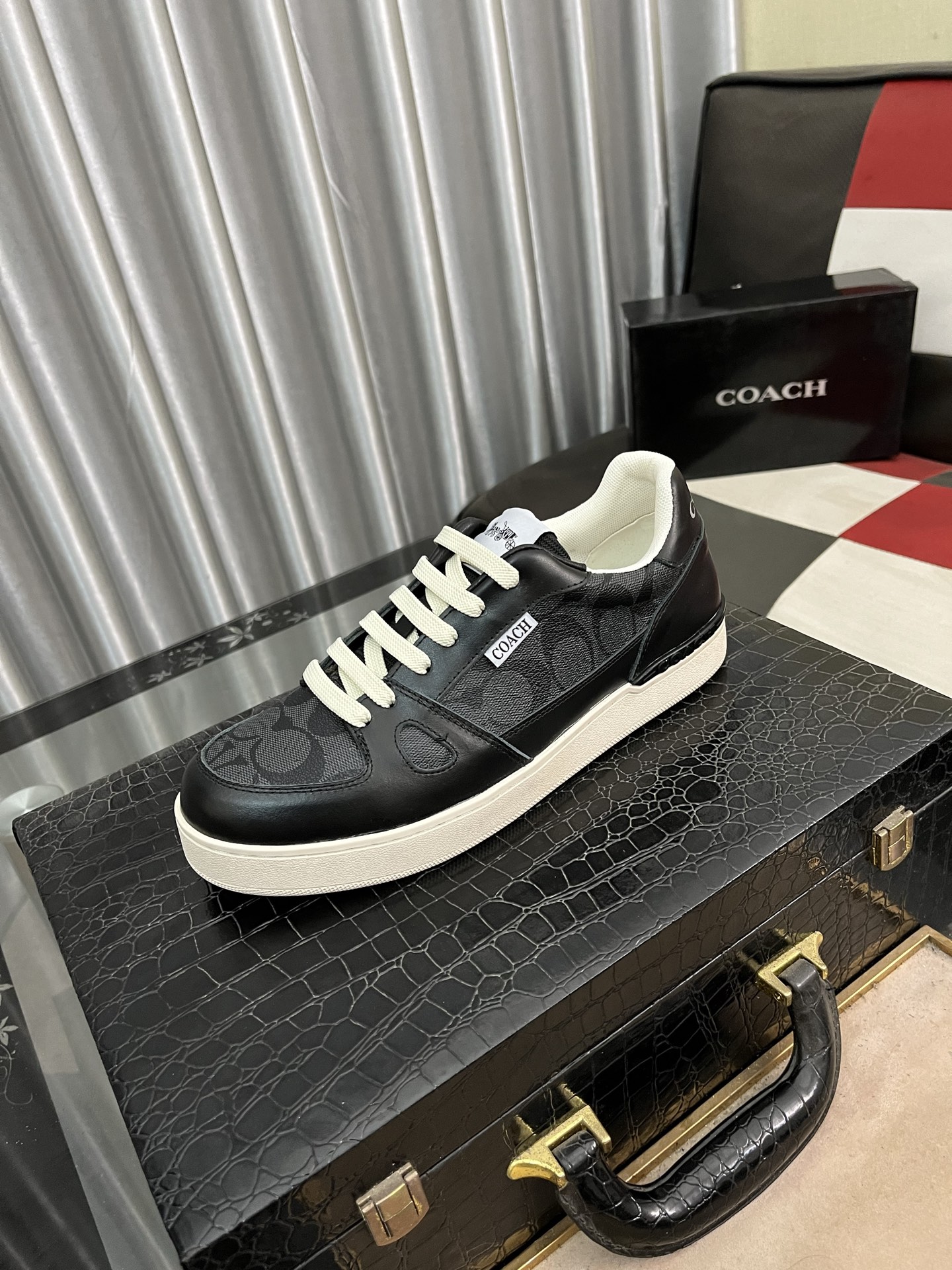 NO:272414,COACH exclusive new men's low-top casual lace-up shoes, casual and fashionable and versatile, and can be worn all seasons!  !  Panel shoes can be said to be the most popular shoe every year, suitable for young people's trendy choices. This casual men's shoes adopt a convenient lace-up design, which further improves the comfort and fit of the feet, and has a mesh inner lining!  Comfortable on the feet, soft and breathable, large sole original rubber wear-resistant large sole, Size38-442 colors available, coach, coach19860909COACH蔻驰独家新款男士低帮休闲系带板鞋,休闲时尚百搭款,四季可穿！！板鞋可以说是每年最流行的一款鞋了,适合现在年轻人的潮流选择,这款休闲男鞋采用便捷的系带设计,更加提升上脚舒适贴合度,网布内里！上脚舒适,柔软透气,大底原版橡胶耐磨大底,Size38-442色可选,,coach,coach,Men's shoes