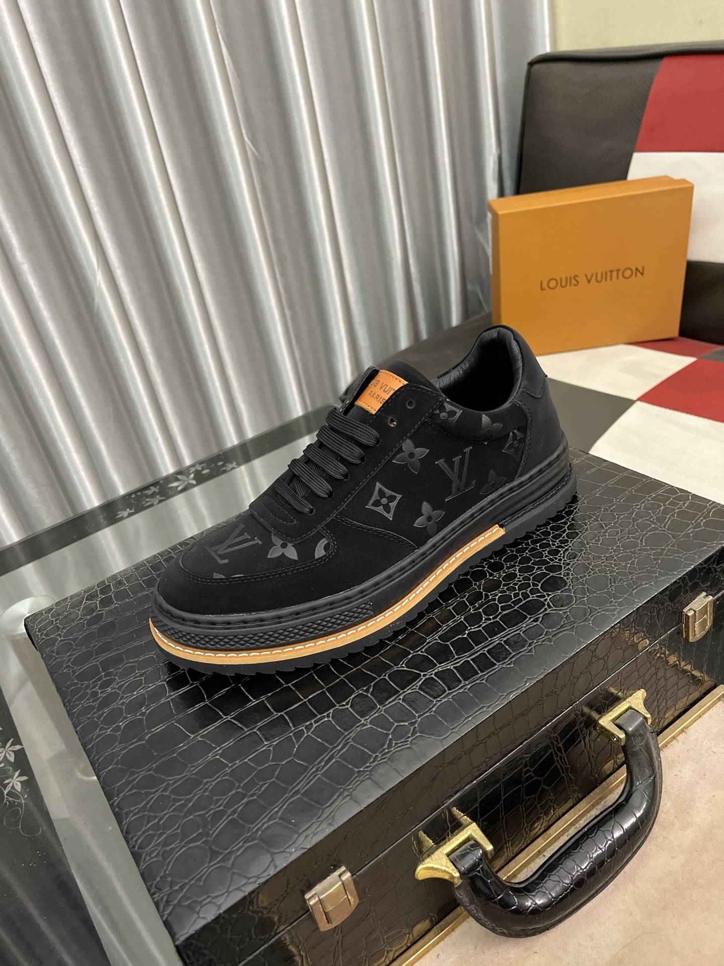 NO:272415,【Louis Vuitton LV】The most popular classic of the new men's casual shoes, the upper is made of Italian imported cowhide splicing brand printing materials, comfortable inner   sheepskin footbed, fashionable atmosphere, unique brand unique craftsmanship. It highlights the hot style of the new year. Don't hesitate, don't hesitate anymore, you can buy it quickly. The number of 38-442 colors is available, louis vuitton, louis vuitton, cowhide, sheepskin19860909【路易威登LV】新款男士休闲鞋最火爆的经典之做,鞋面采用意大利进口牛皮拼接品牌印花材料,舒适的内里 羊皮垫脚,时尚气息,独特品牌独特工艺.彰显了新一年度的爆款风格.别再犹豫,别再徘徊,您也赶紧入手吧.码数38–442色可选,,louis vuitton,louis vuitton,cowhide,sheepskin,Men's shoes