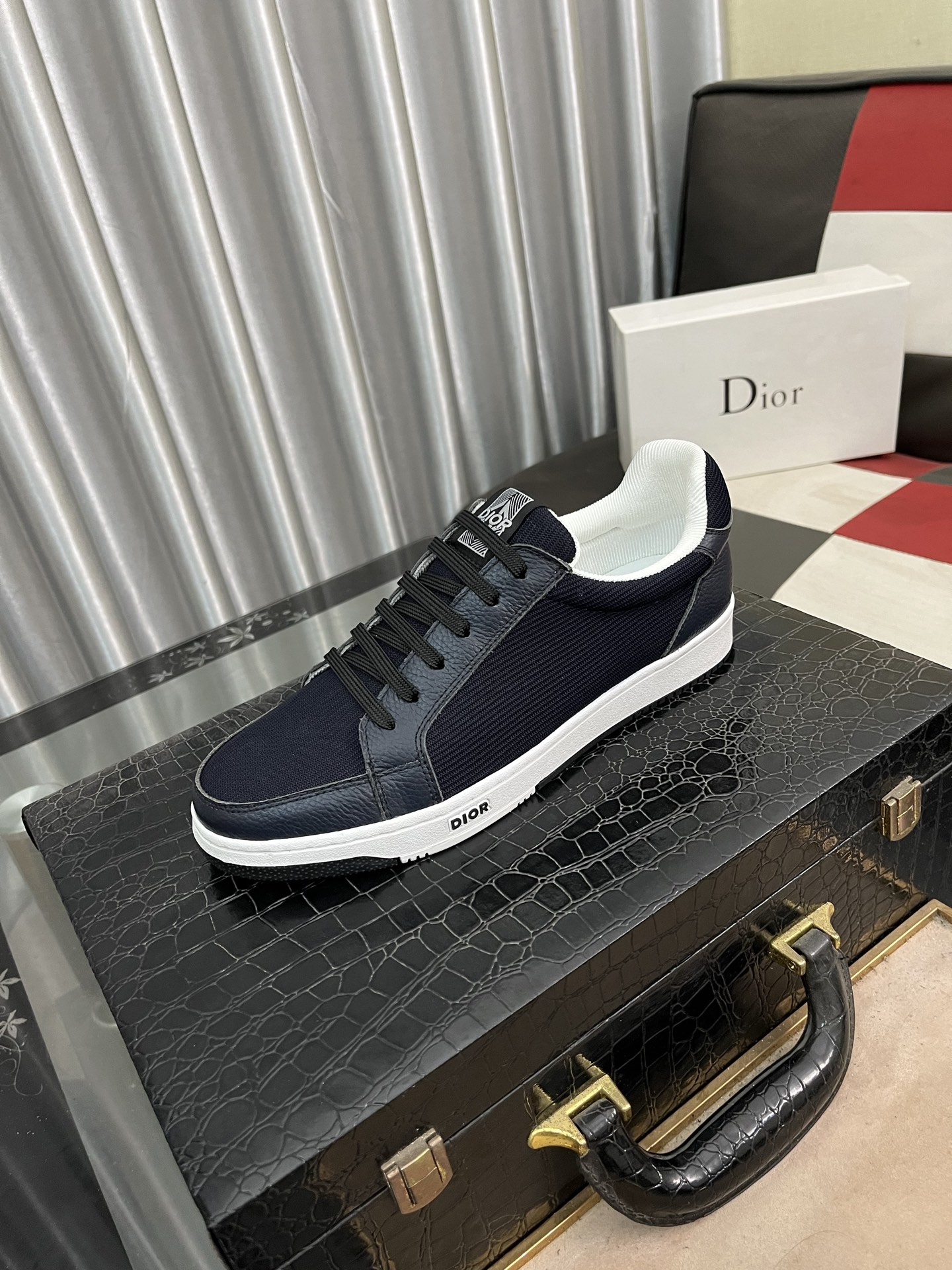 NO:272419,【GUCCI】Guqi men's casual shoes are absolutely popular and the ultimate matching item for trendy men!  The super texture and charm are unstoppable. The main model is the upper, with high-quality cowhide, pig's foot pads, wear-resistant rubber sole, noble and elegant!  Extreme comfort level, you can be as handsome as you want. 38-44 sizes available in 3 colors, gucci, cowhide19860909【GUCCI】古奇男鞋休闲鞋绝对火爆潮男的极致搭配单品！超质感魅力挡不住,主推款,鞋面选用优质牛皮,猪里垫脚, 耐磨橡胶底,高贵典雅！舒适度爆棚想怎么帅就怎么帅 38-44码3色可选,,gucci,cowhide,Men's shoes