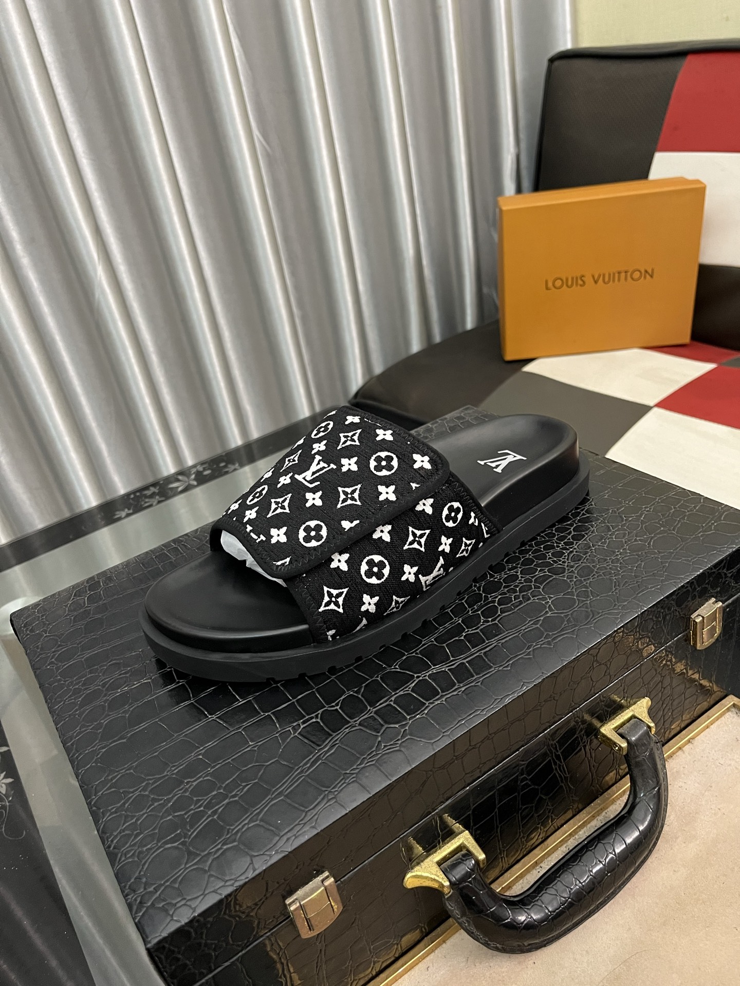 NO:272647,【Lv】Original mold customization, fabric is made of imported original materials, upgraded outsole, lighter and non-slip. The top quality of the market, simple and tasteful, must-have for trendy people, fashion is right under your feet, full of confidence, the season for the same summer slippers in the counter is here. The number of 38-445 colors is available, louis vuitton, slippers19860909【Lv】原版开模定制,面料釆用进口原版材料制作,升级版大底,更轻便,防滑.市场顶级品质,简单不失品味,潮人必备,时尚就在脚下,自信满满,专柜同款夏季拖鞋的季节来了.码数38-445色可选,,louis vuitton,slippers,Men's shoes