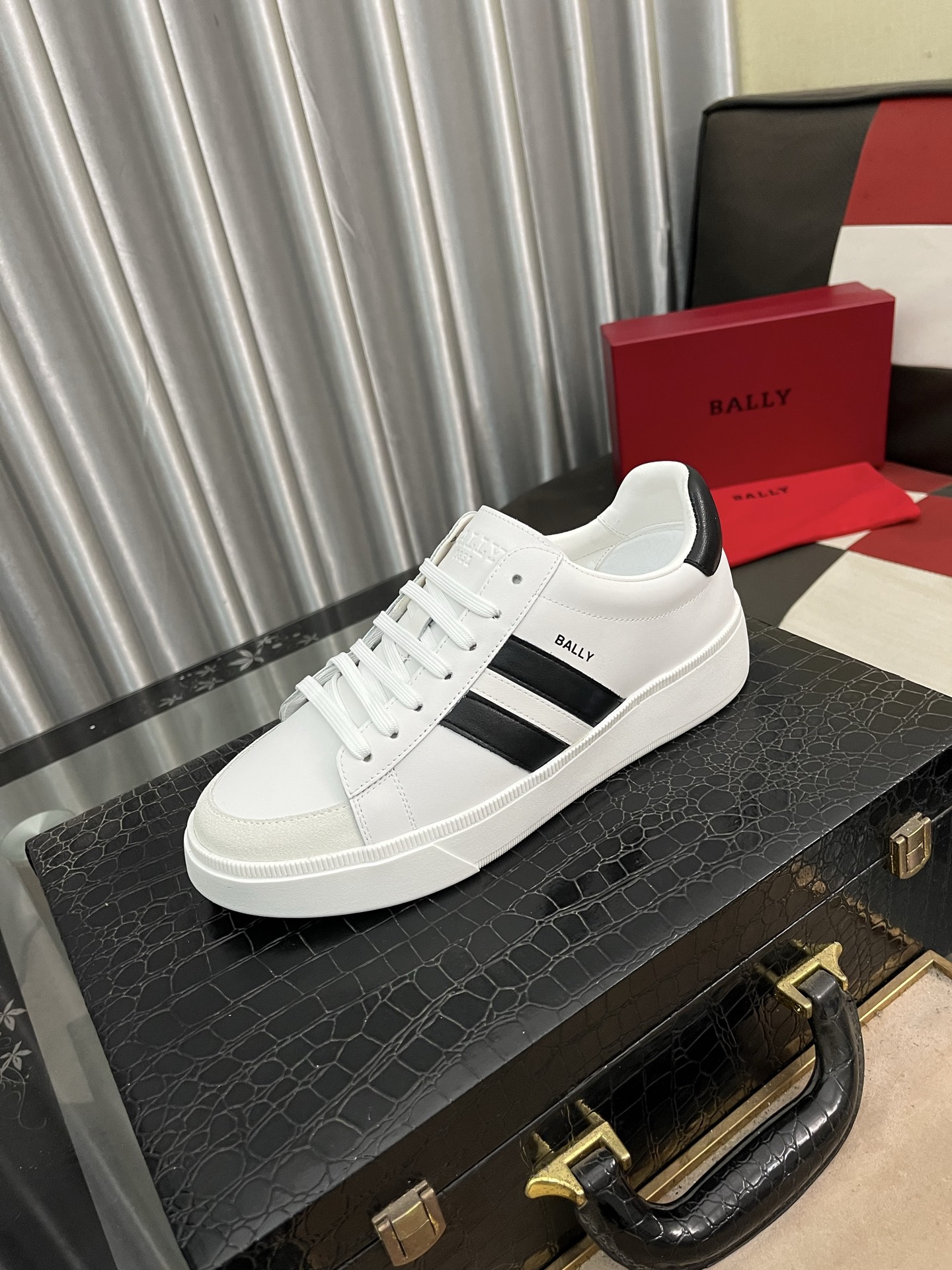 NO:272989,BALLY/Bali New leather casual sneakers for men!  Made of imported calfskin, paired with classic rubber soles, this sneaker incorporates a modern atmosphere into the timeless design. Sheepskin inside is comfortable and fashionable!  Packed with original box!  Size38-448 colors available, ballly, sneakers, cowhide, sheepskin19860909BALLY/巴利 男士新款皮革休闲运动鞋！这款运动鞋采用进口小牛皮制成,搭配经典橡胶鞋底,在永恒的设计中融入现代气息.内里羊皮 上脚舒适,时尚洋气！配原盒包装！ Size38-448色可选,,bally,sneakers,cowhide,sheepskin,Men's shoes