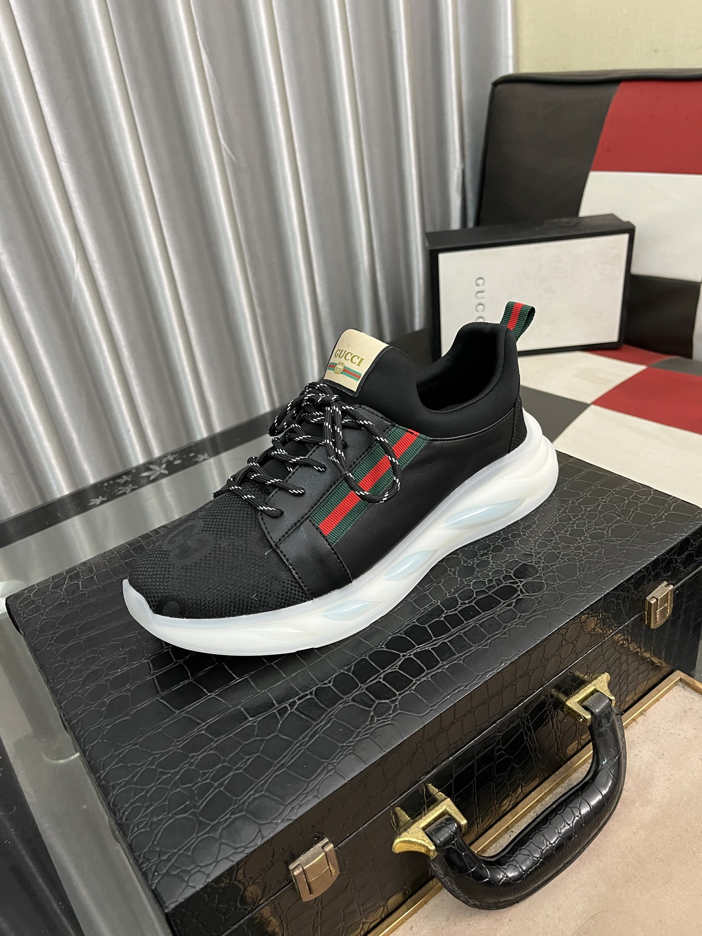 NO:273091,【GUCCI Guci】The latest trendy men's casual shoes, the fabric is imported from Italy, with comfortable sheepskin lining   foot pads, original outsole wear-resistant and non-slip, high-level version, size 38-442 colors available, gucci, cowhide, sheepskin19860909【GUCCI 古奇】最新潮流男款休闲鞋,面料采用意大利进口压纹牛皮,舒适羊皮内里 垫脚,原版大底耐磨防滑,高级别版型,码数38-442色可选,,gucci,cowhide,sheepskin,Men's shoes