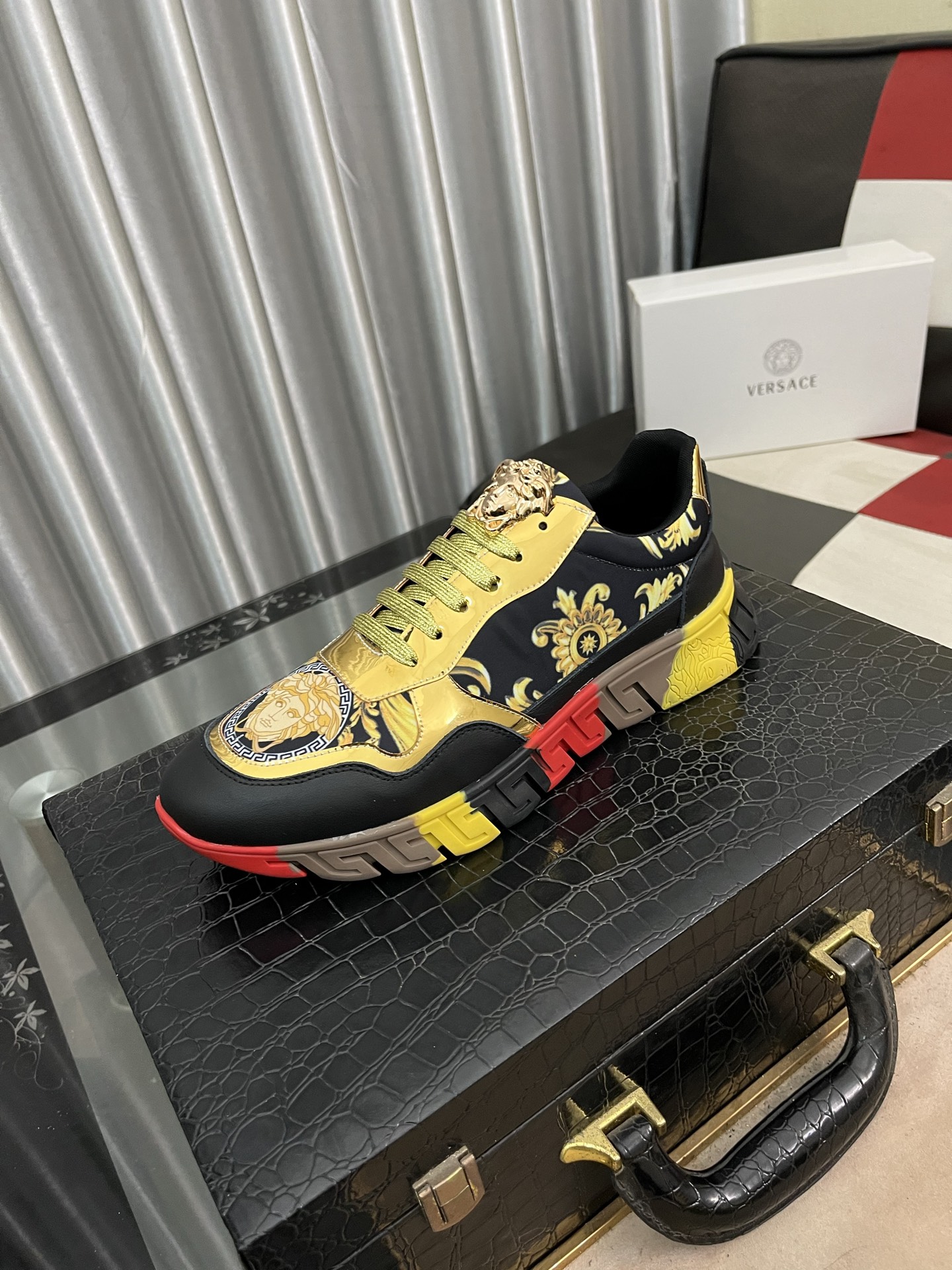 NO:273094,Versace VERSACE* 》 The latest popular casual shoes, top brand [seduction] luxury ~ purchasing agent, top ~ quality. [Strong] The upper is made of imported breathable cowhide with material breathable sheepskin foot pads () fine workmanship. The original unique and stylish soft rubber wear-resistant sole, light and comfortable on the foot, size: 38-442 colors available, versace, versace, cowhide, sheepskin19860909范思哲VERSACE* 》 最新爆款休闲鞋,顶端品牌[勾引]奢侈～代购,顶级～质量.[强]鞋面選用进口透气牛皮搭配材质透气羊皮垫脚（）精细做工.原版个性时尚柔软橡膠耐磨大底,上脚轻巧舒适,码数: 38-442色可选,,versace,versace,cowhide,sheepskin,Men's shoes