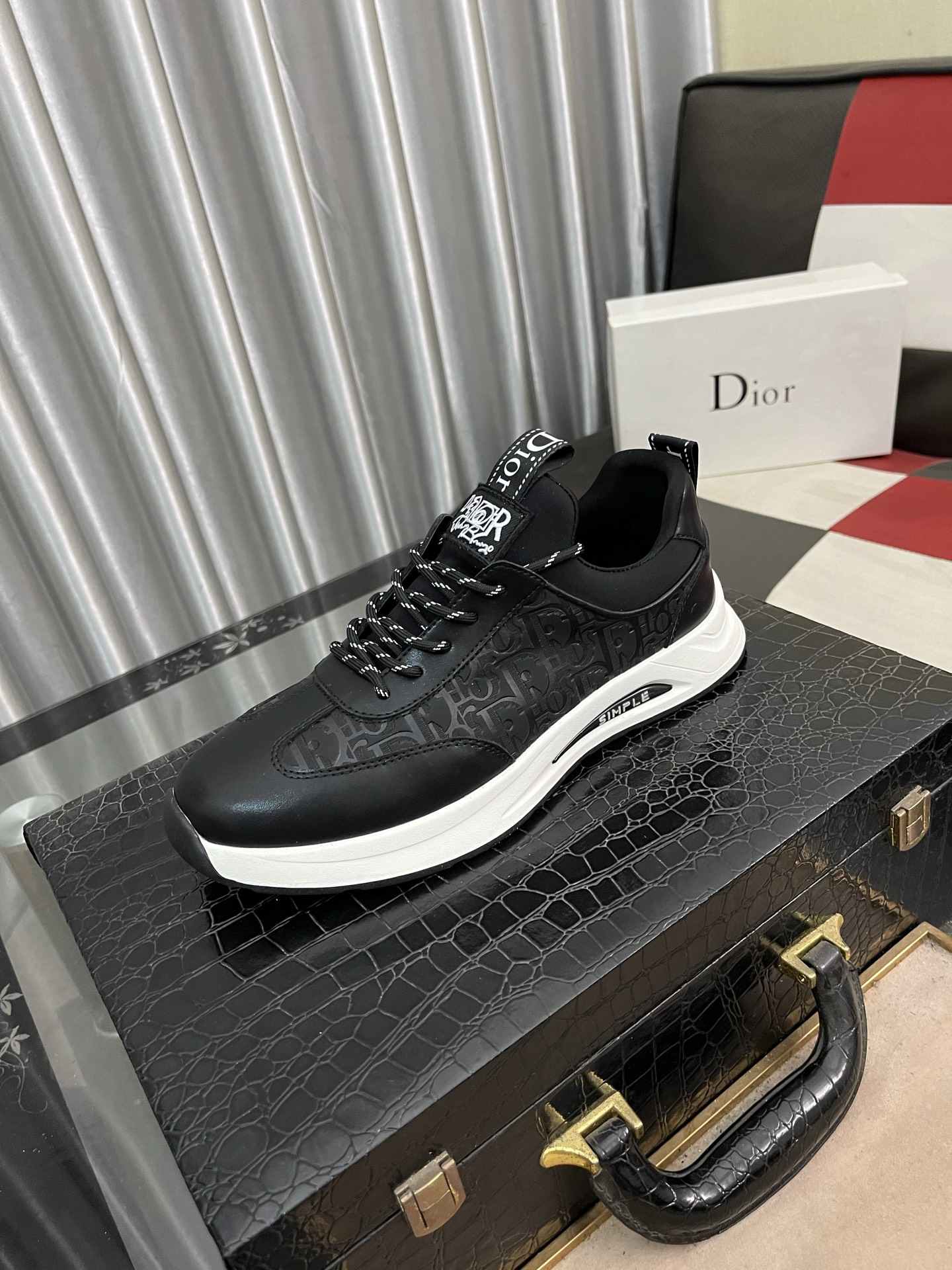 NO:273097,Dior] 2025 Dior original lace-up low-top men's shoes. Classic casual shoes. This model is the official classic model, 1:1 quality, made by famous original masters. It uses high-quality cowhide with original materials, comfortable and breathable mesh inner pig leather insole, perfect last, generous and fashionable design, size 38--442 colors available, dior, dior, cowhide19860909Dior】2025迪奥原版系带低帮男鞋 经典款休闲鞋本款是官方主打经典款,1:1质量,原厂名师制作,采用优质牛皮配原版材料舒适透气网布內里猪皮鞋垫,完美楦型,大方时尚的设计,码数38--442色可选,,dior,dior,cowhide,Men's shoes